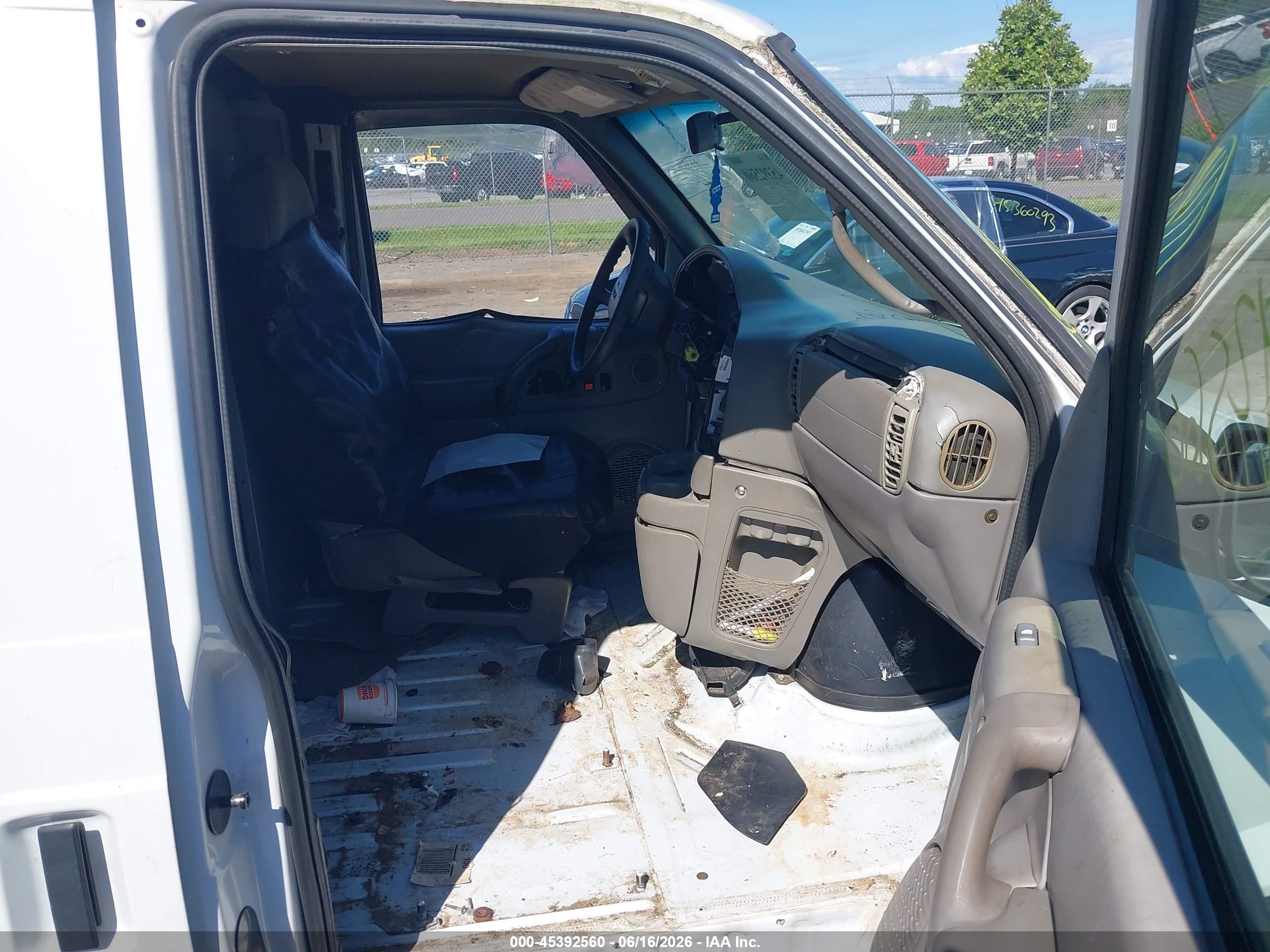 2002 Chevrolet Astro   White vin: 1GCDM19XX2B144836