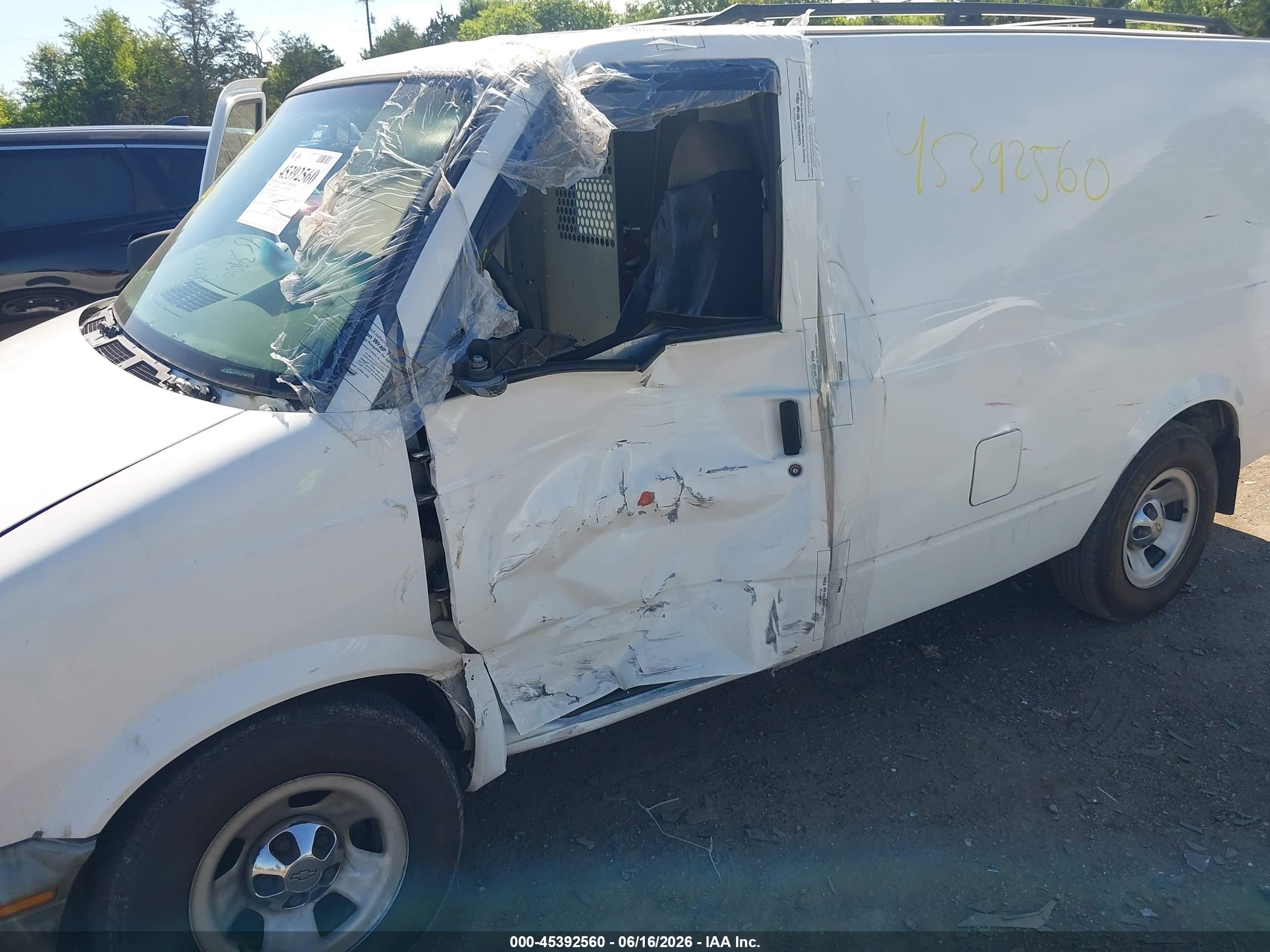 2002 Chevrolet Astro   White vin: 1GCDM19XX2B144836
