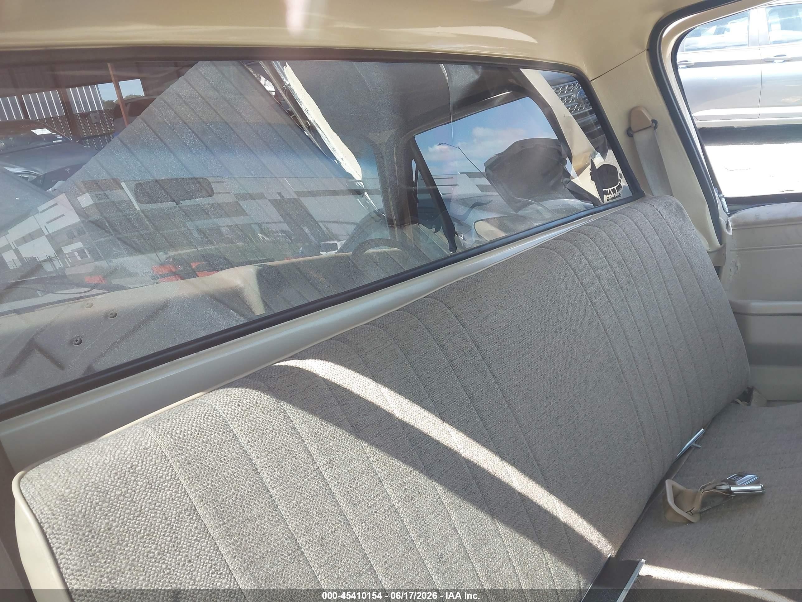 1987 Chevrolet R10   Tan vin: 1GCDR14H8HS118858