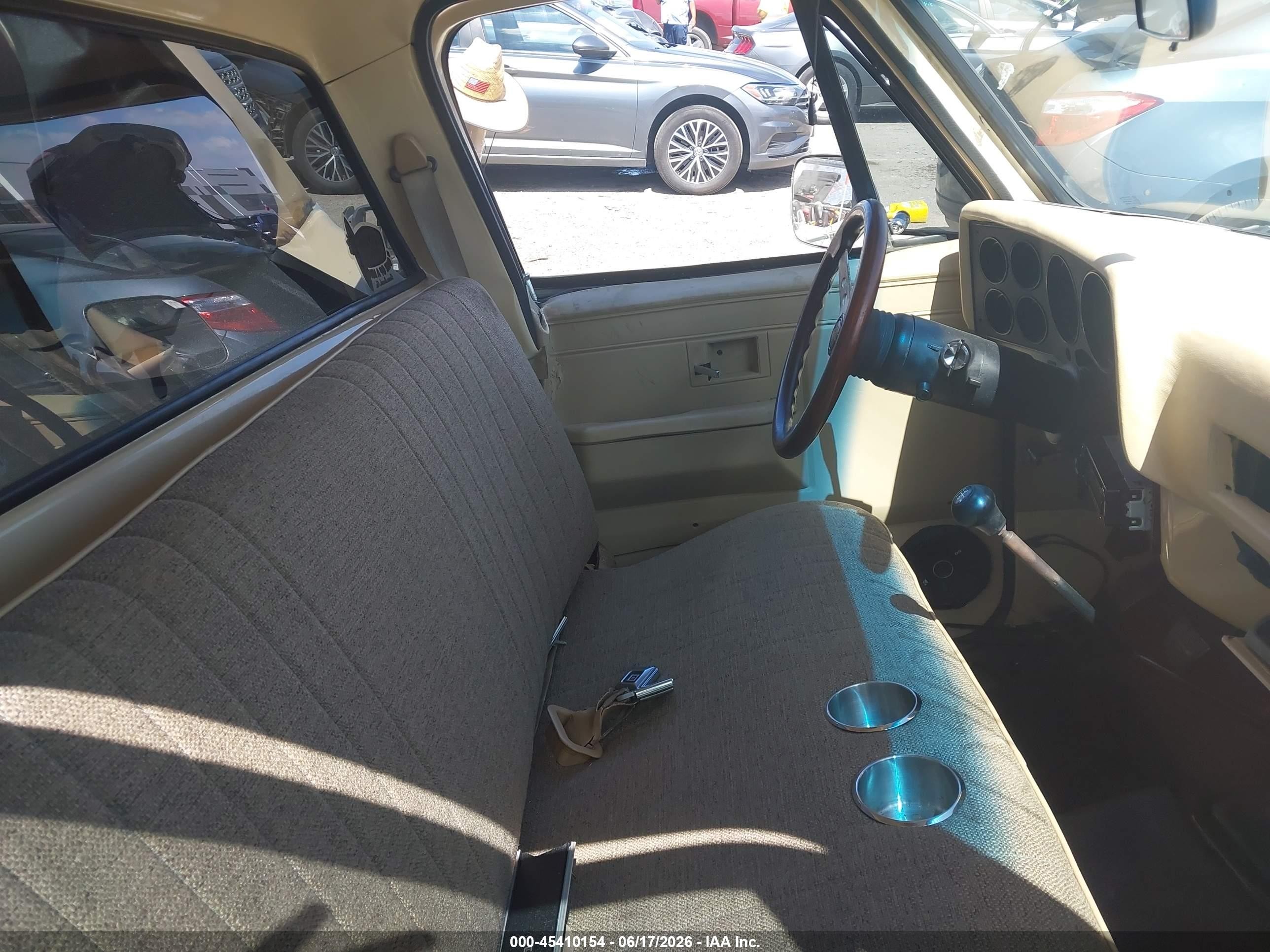 1987 Chevrolet R10   Tan vin: 1GCDR14H8HS118858