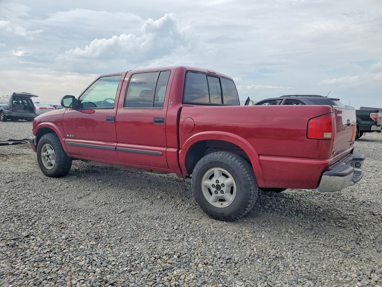 2002 Chevrolet S Truck S10 Red vin: 1GCDT13W62K137580