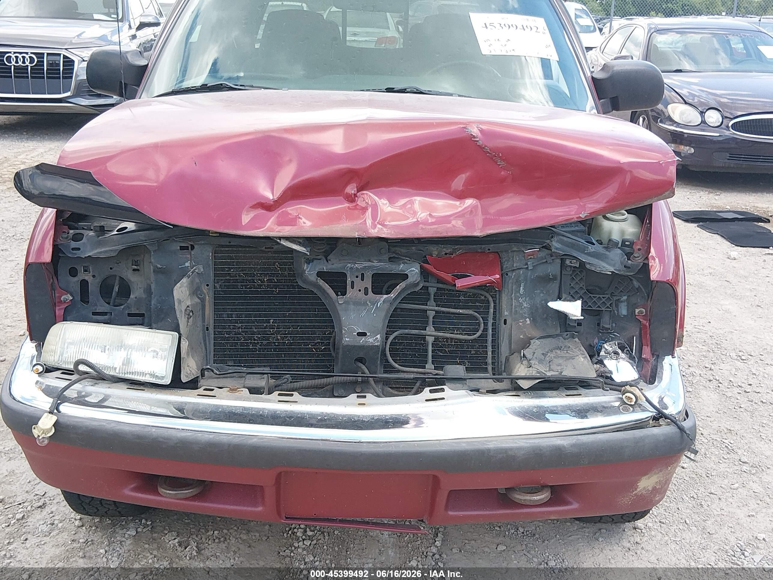 2002 Chevrolet S-10 Ls Красный vin: 1GCDT13WX2K168427