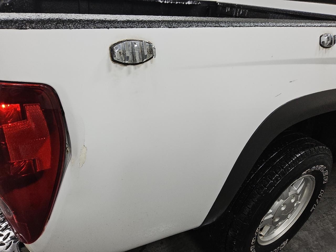 2005 Chevrolet Colorado White vin: 1GCDT146258209603 Damage: Right Bed Side, Dent(S) W/ Paint Dmg, 3 To 4 Inches