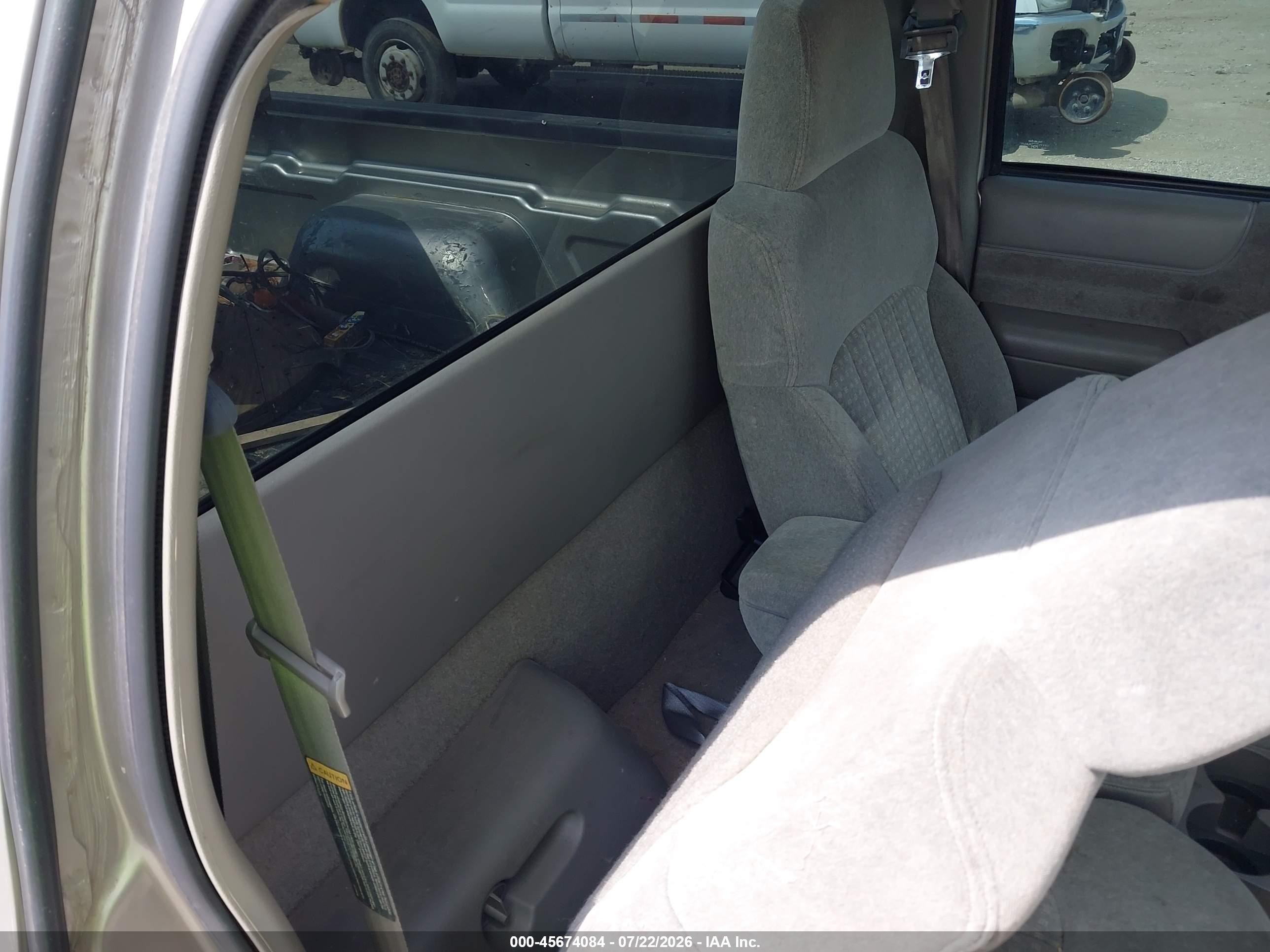 2000 Chevrolet S-10 Ls Silver vin: 1GCDT14W4YK142882