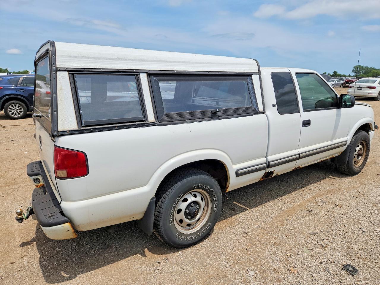 2001 Chevrolet S Truck S10 White vin: 1GCDT19W018136444
