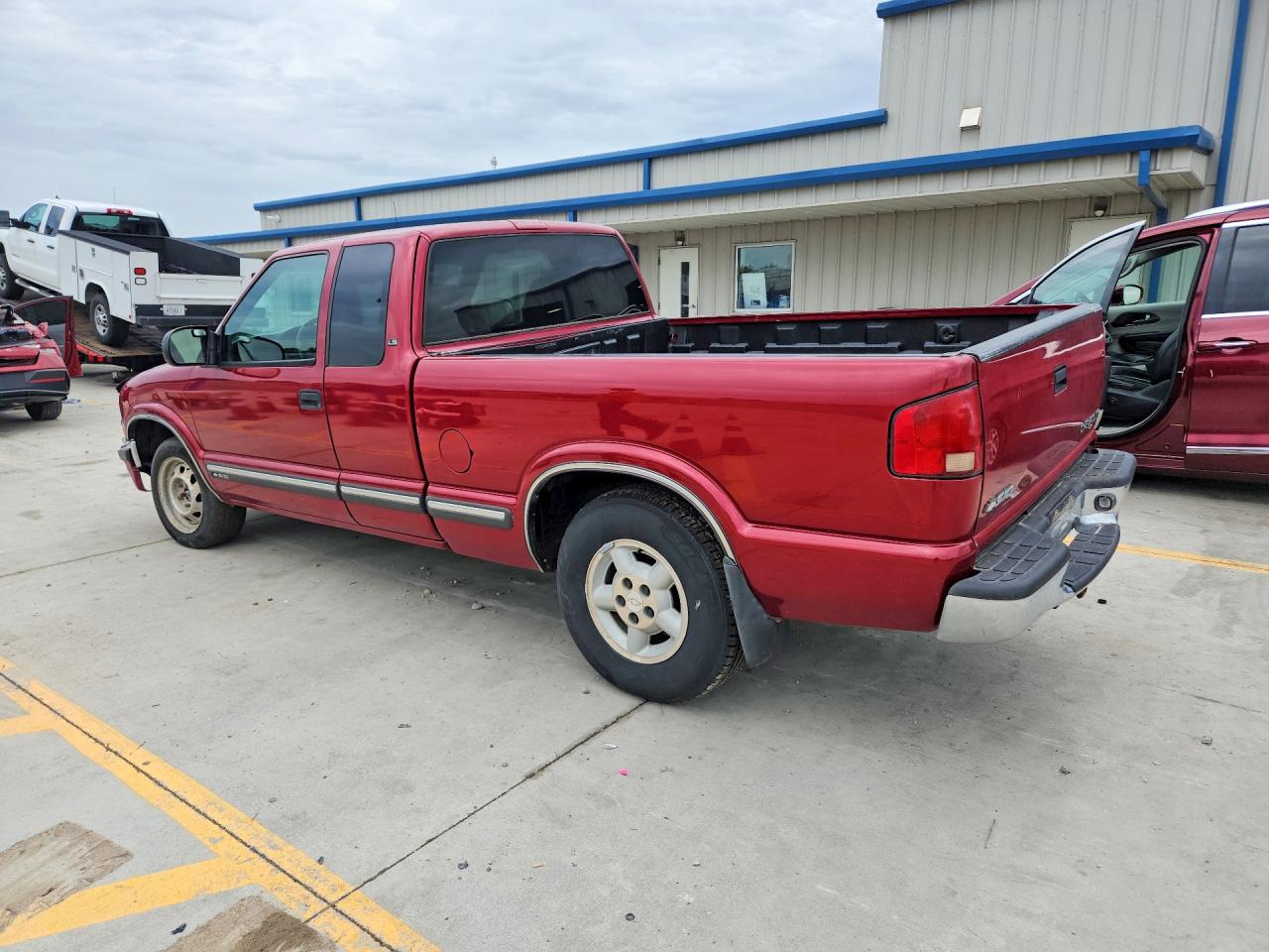 2001 Chevrolet S Truck S10 Red vin: 1GCDT19W218112579