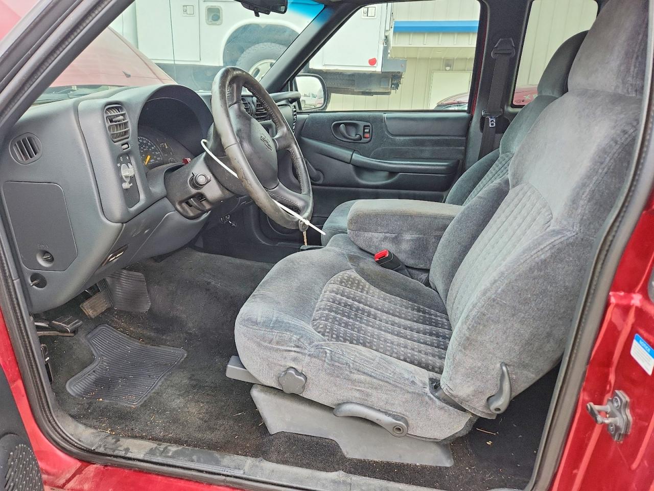 2001 Chevrolet S Truck S10 Red vin: 1GCDT19W218112579