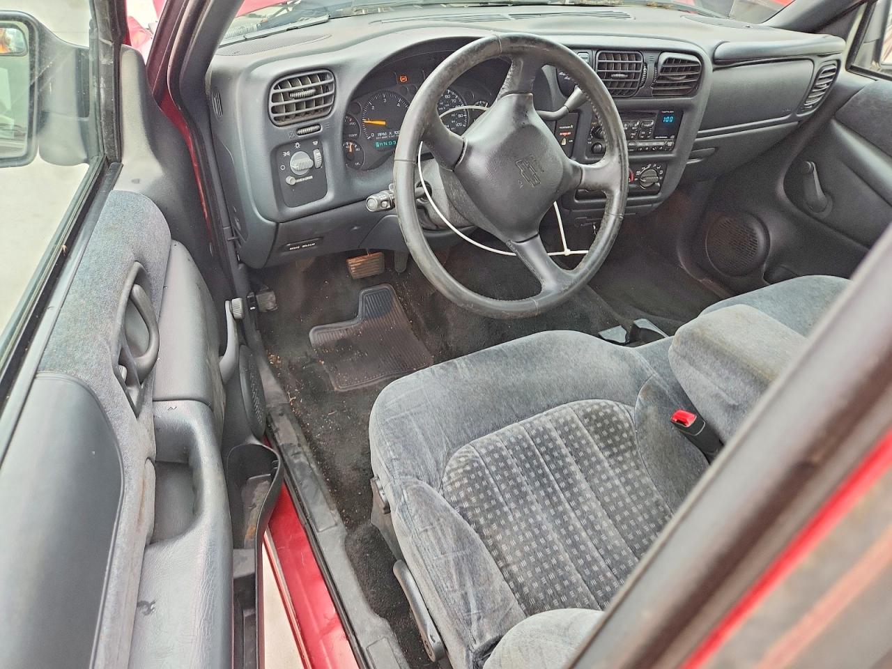 2001 Chevrolet S Truck S10 Red vin: 1GCDT19W218112579