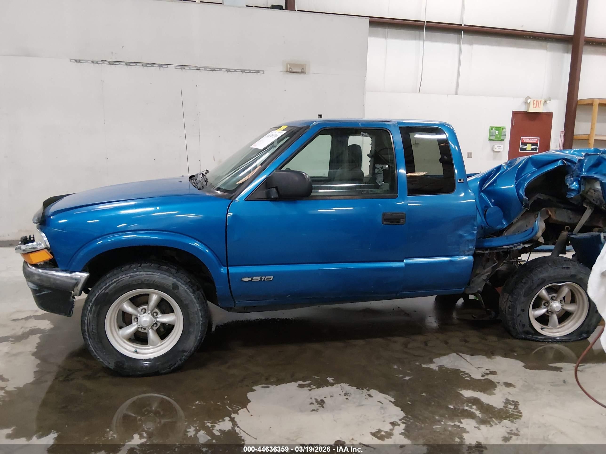 2000 Chevrolet S-10 Ls Blue vin: 1GCDT19W5Y8204182