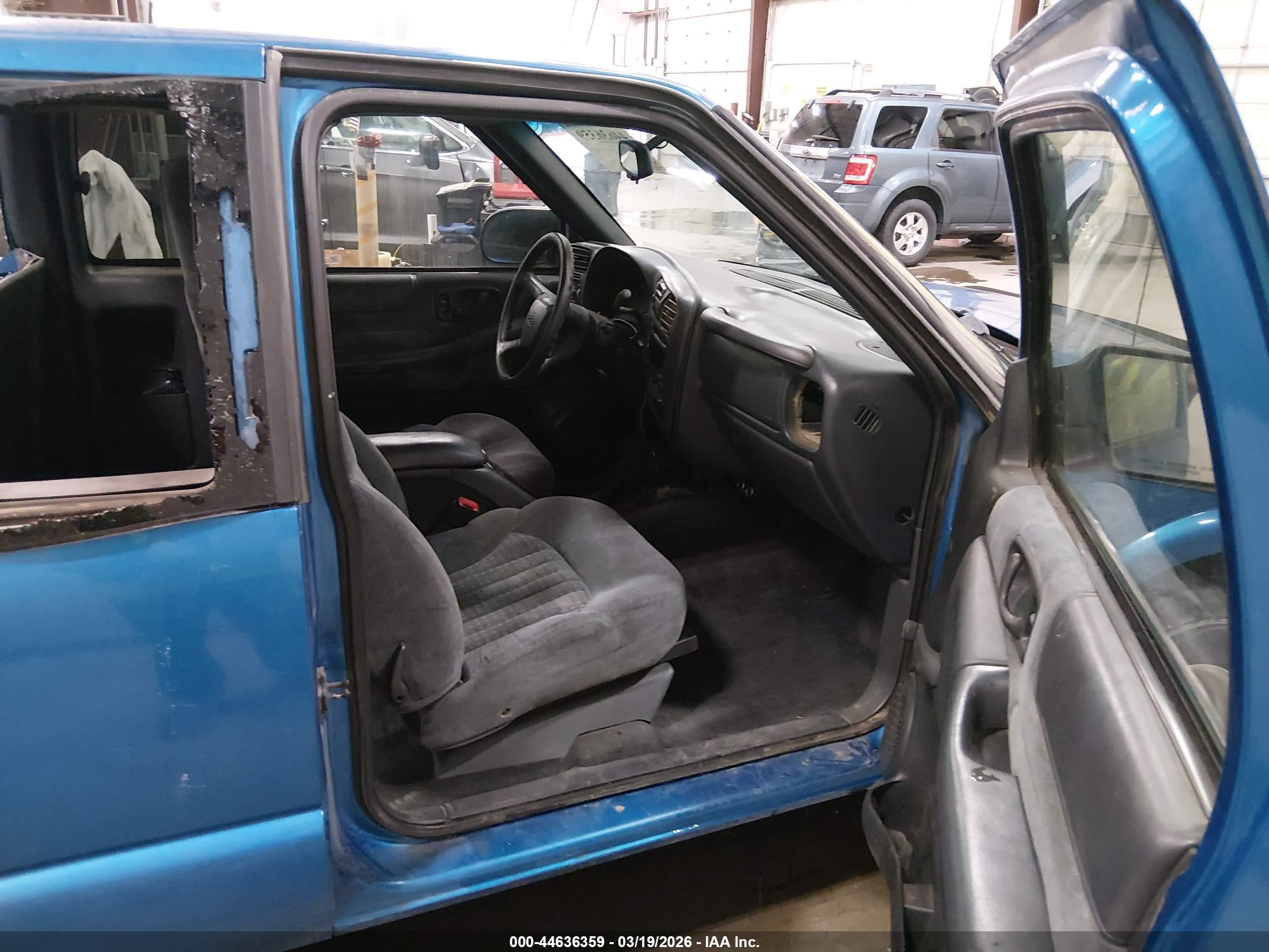 2000 Chevrolet S-10 Ls Blue vin: 1GCDT19W5Y8204182