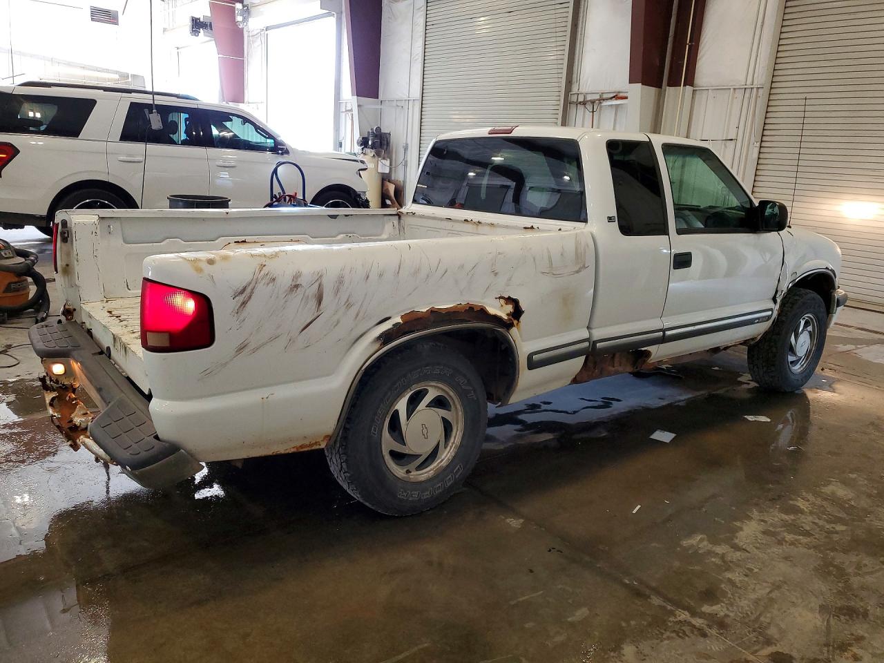 2001 Chevrolet S Truck S10 White vin: 1GCDT19W618182599