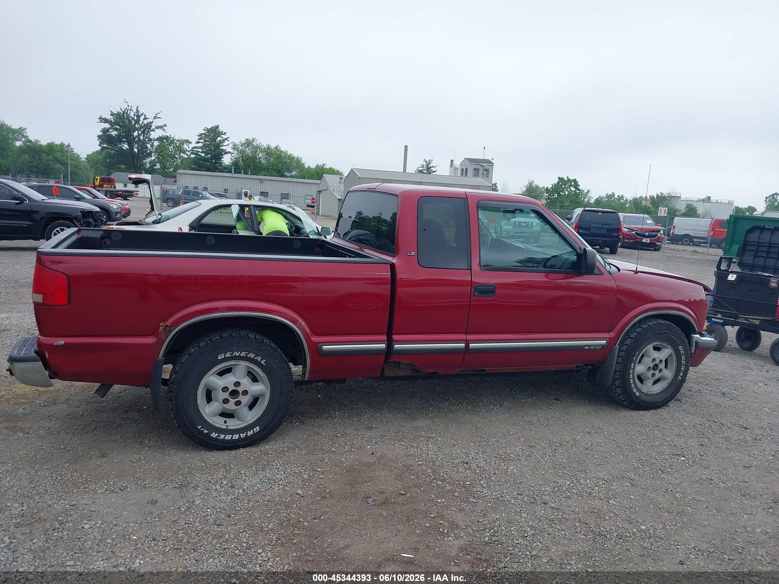 2001 Chevrolet S-10 Ls Red vin: 1GCDT19WX18173582