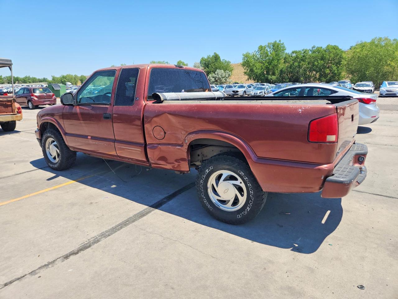 1998 Chevrolet S Truck S10 Burgundy vin: 1GCDT19X2W8117748