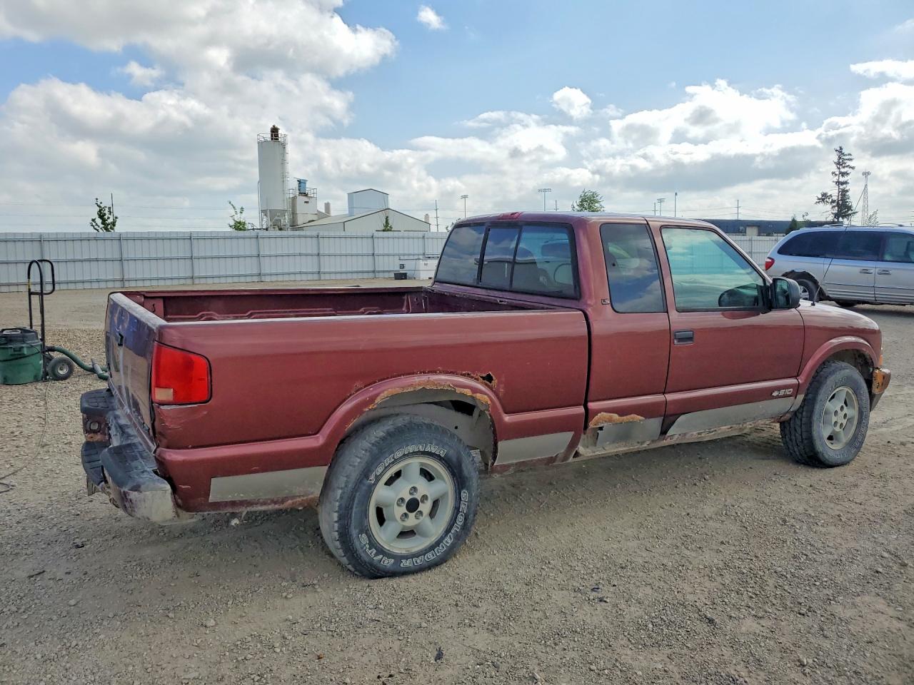 1998 Chevrolet S Truck S10 Burgundy vin: 1GCDT19X2WK169528