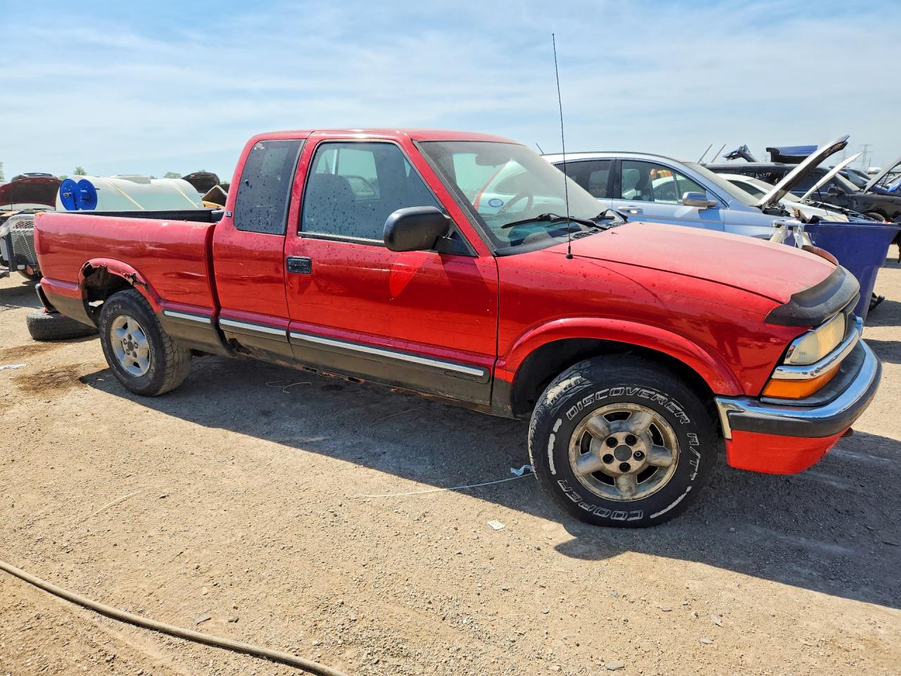 2003 Chevrolet S Truck S10 Red vin: 1GCDT19X438256940