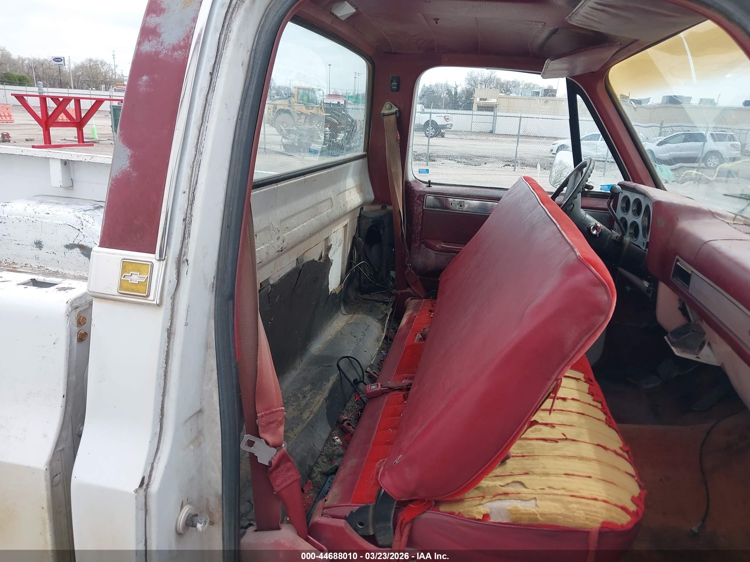 1981 Chevrolet C10   White vin: 1GCEC14H2BS185372