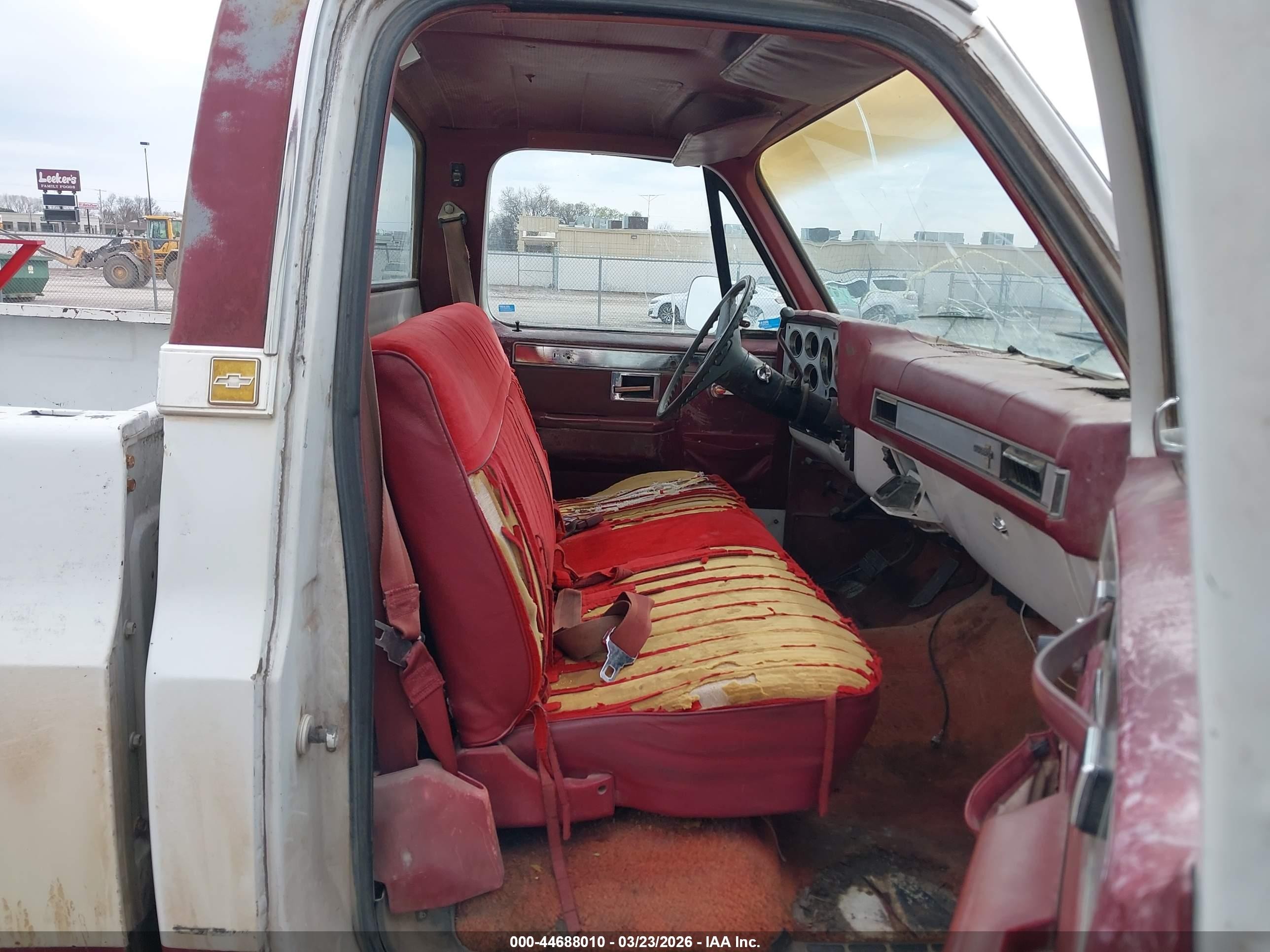 1981 Chevrolet C10   White vin: 1GCEC14H2BS185372