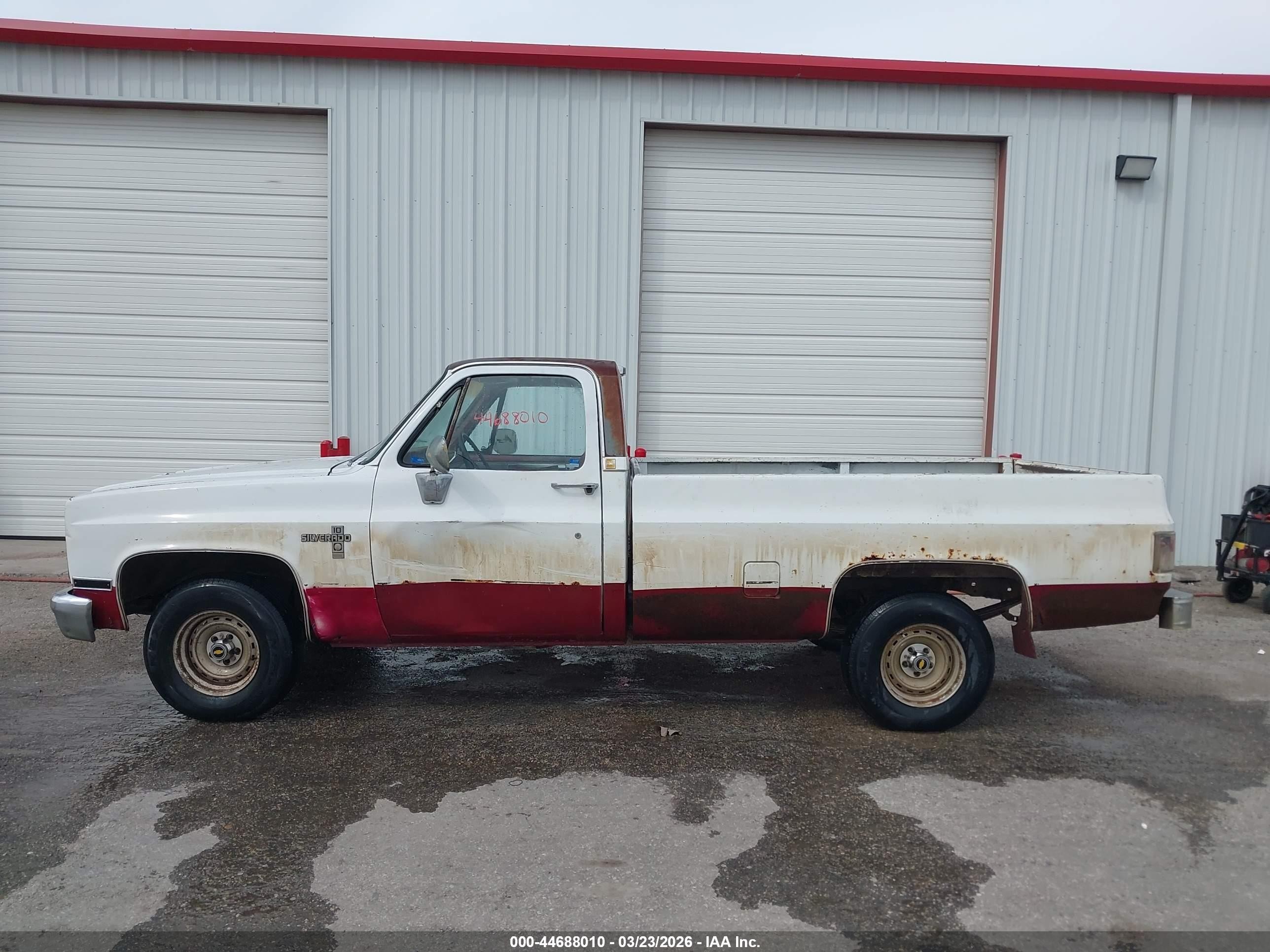 1981 Chevrolet C10   White vin: 1GCEC14H2BS185372