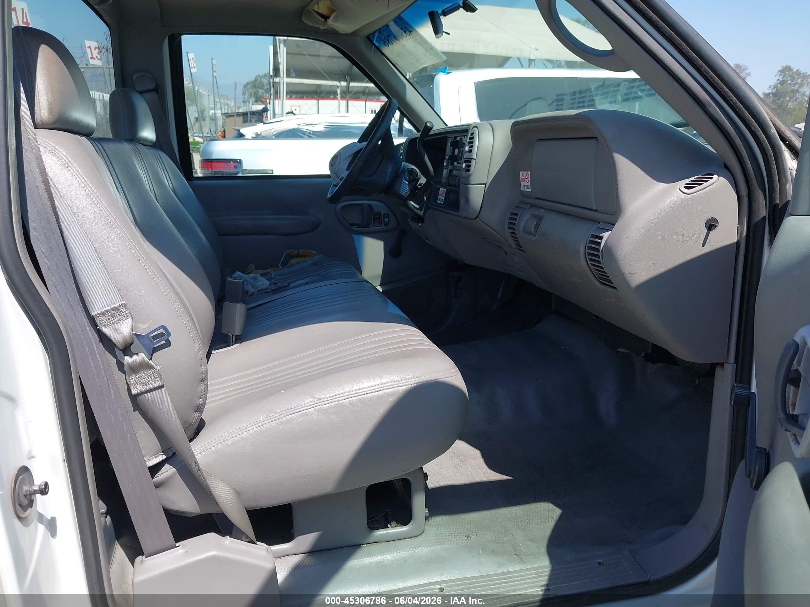 1998 Chevrolet C1500 Fleetside White vin: 1GCEC14M1WZ153796