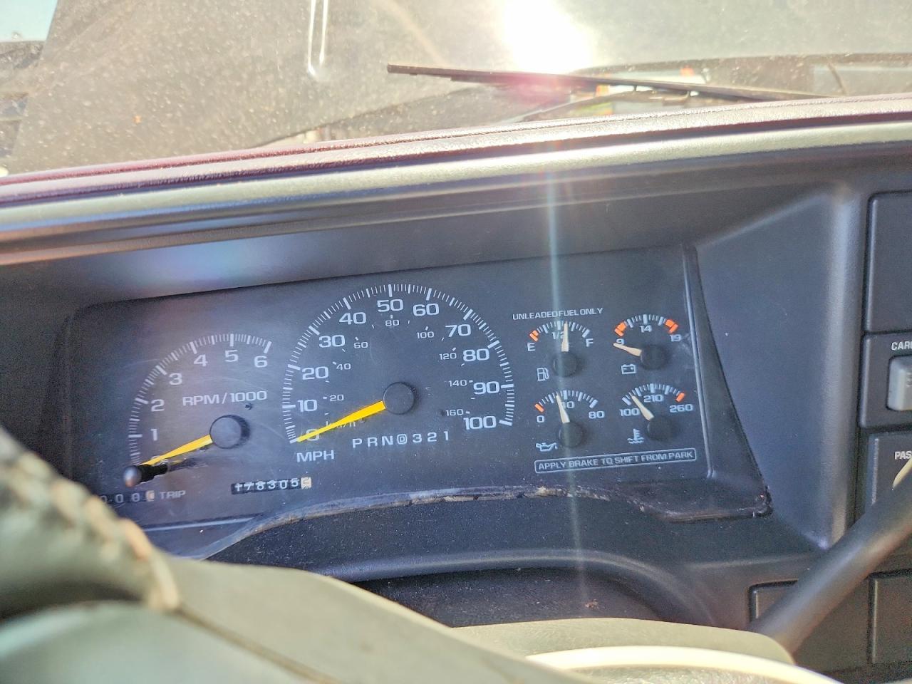 1998 Chevrolet Gmt-400 C1500 Maroon vin: 1GCEC14R4WZ197691
