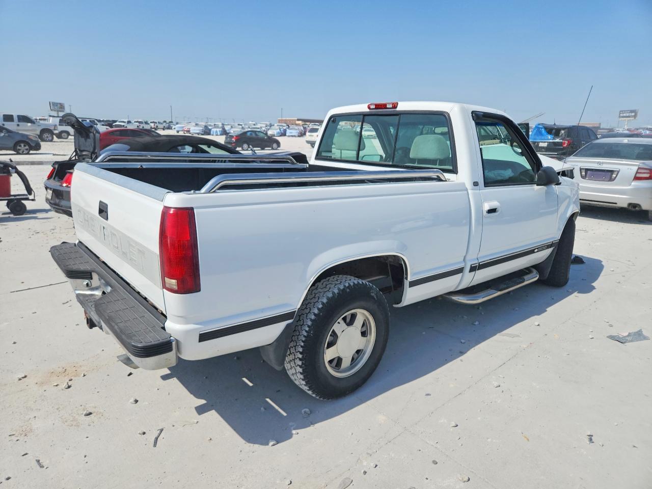 1997 Chevrolet Gmt-400 C1500 White vin: 1GCEC14R8VZ196249