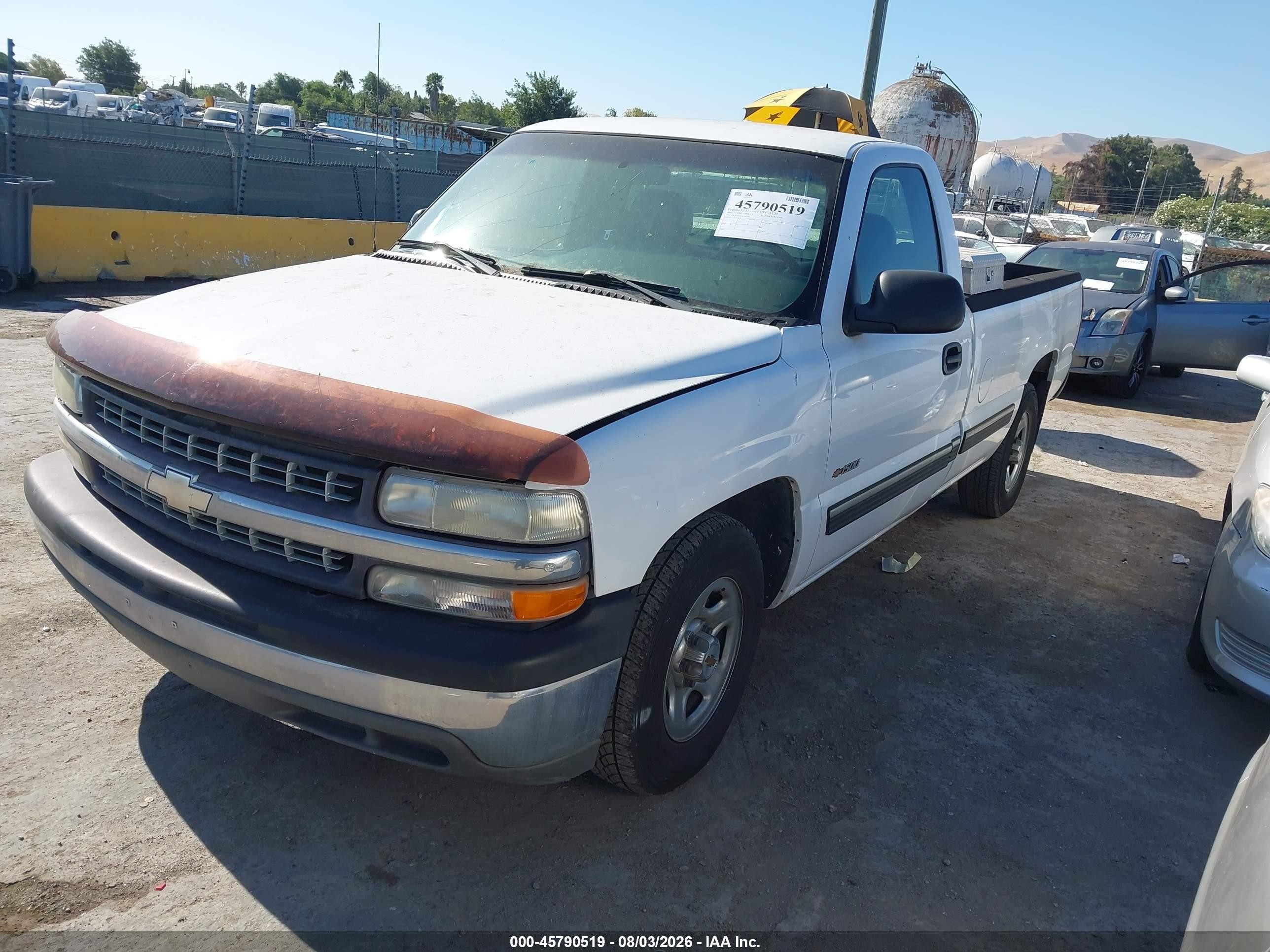 2001 Chevrolet Silverado 1500   White vin: 1GCEC14T01E118593