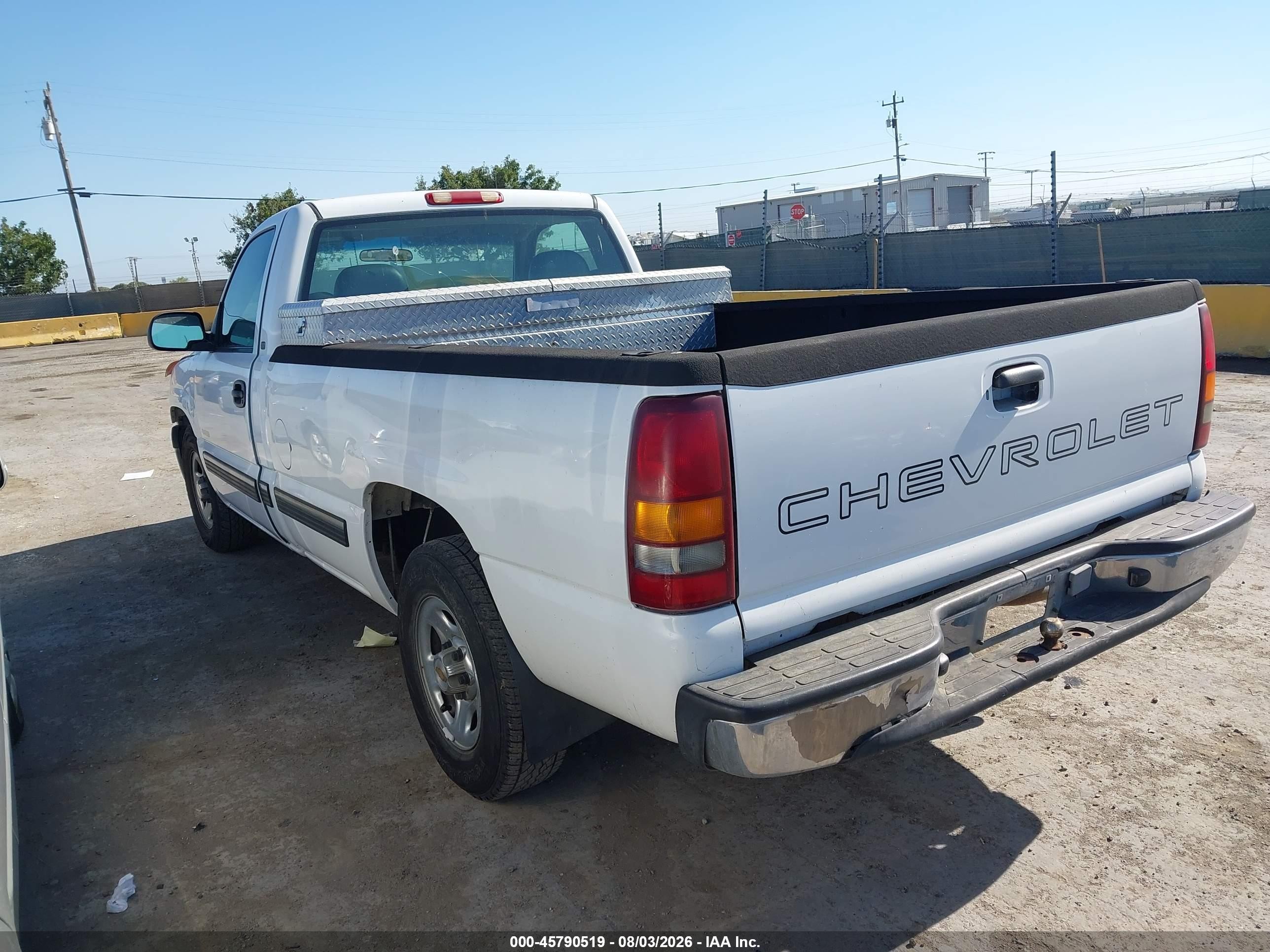 2001 Chevrolet Silverado 1500   White vin: 1GCEC14T01E118593
