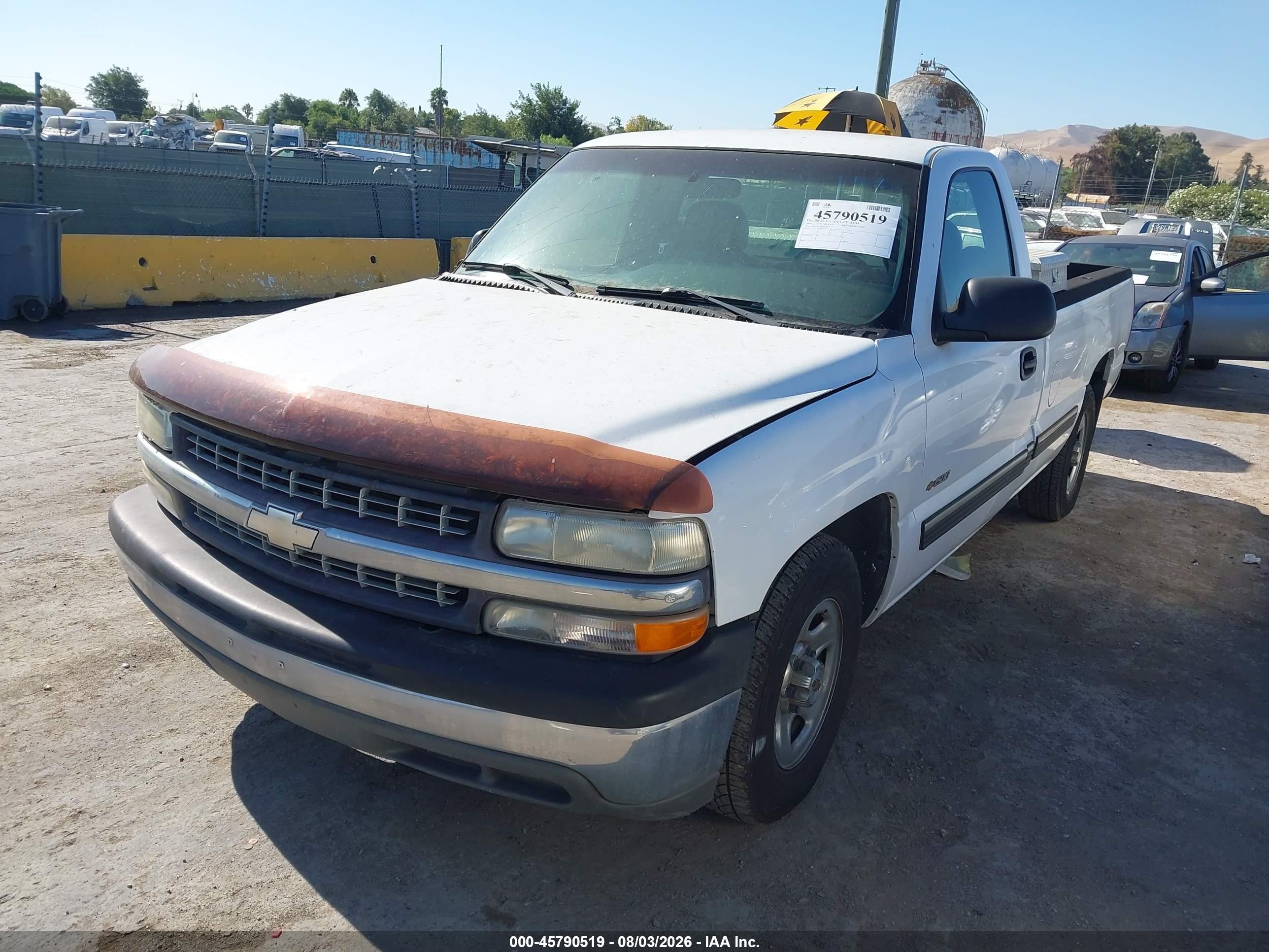 2001 Chevrolet Silverado 1500   White vin: 1GCEC14T01E118593