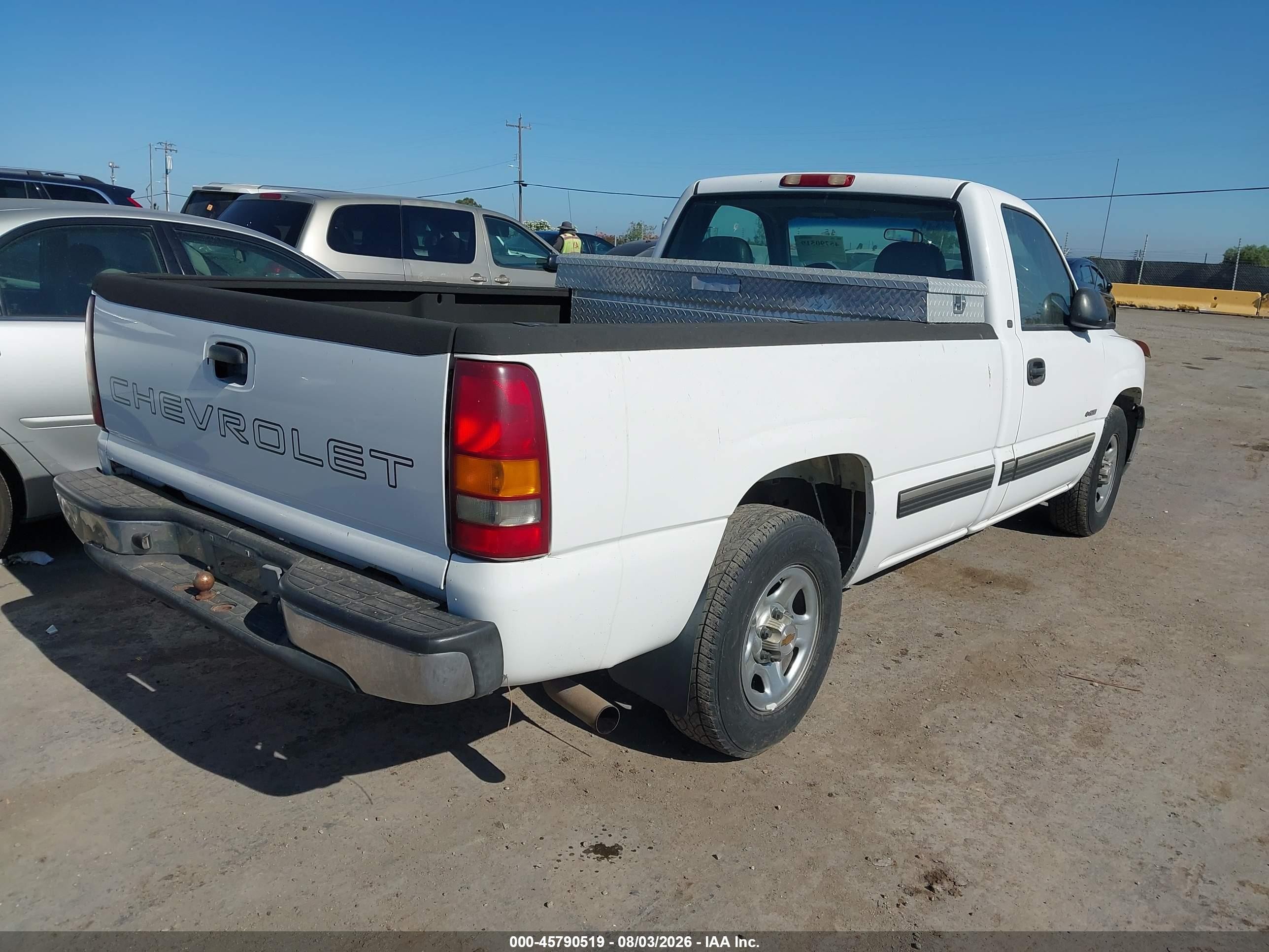 2001 Chevrolet Silverado 1500   White vin: 1GCEC14T01E118593