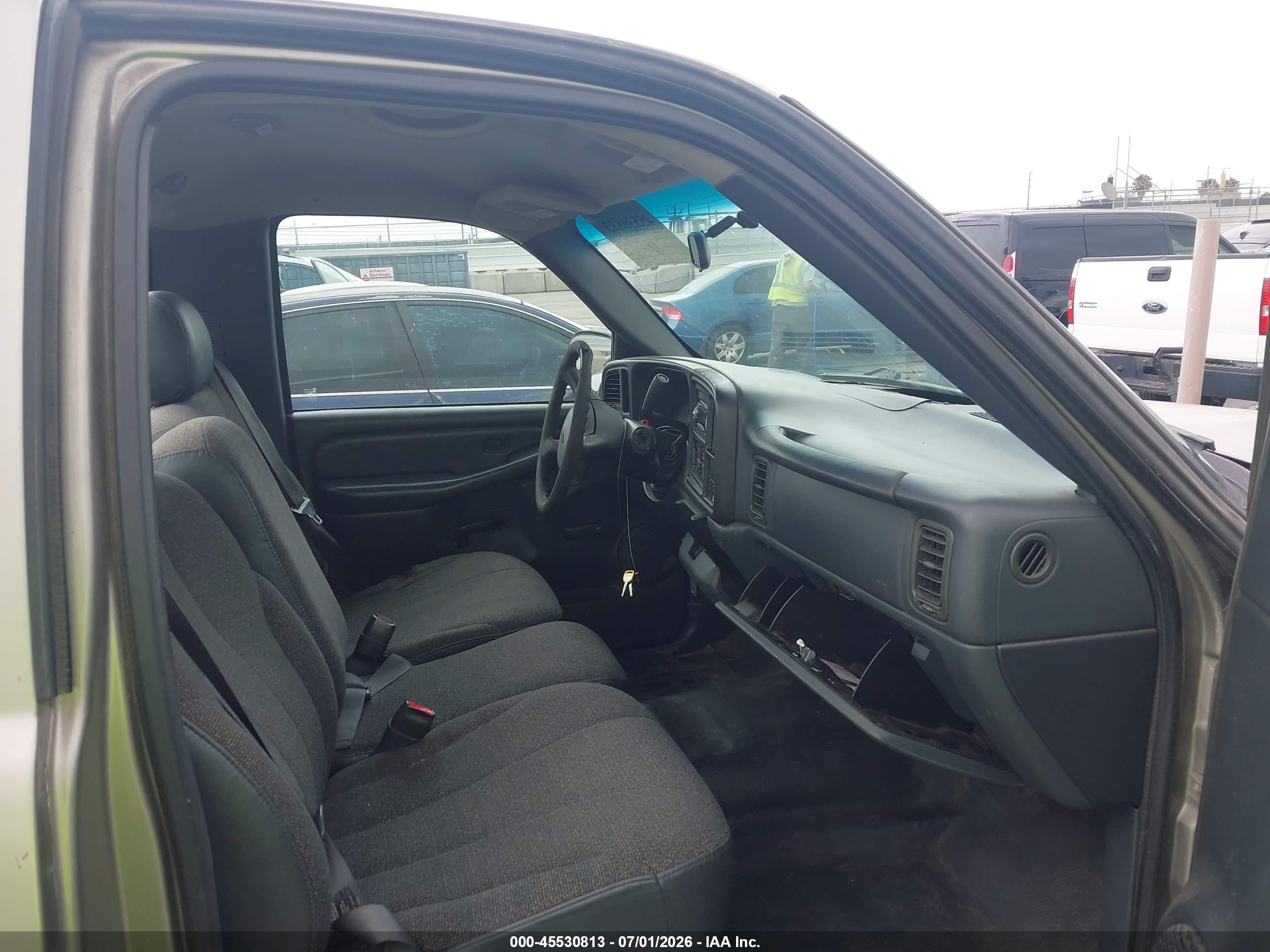 2000 Chevrolet Silverado 1500   Silver vin: 1GCEC14T0YE316908