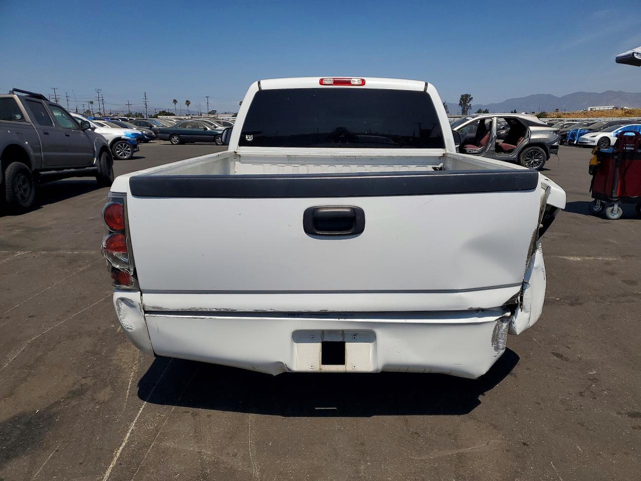 2004 Chevrolet Silverado C1500 White vin: 1GCEC14T14Z237637