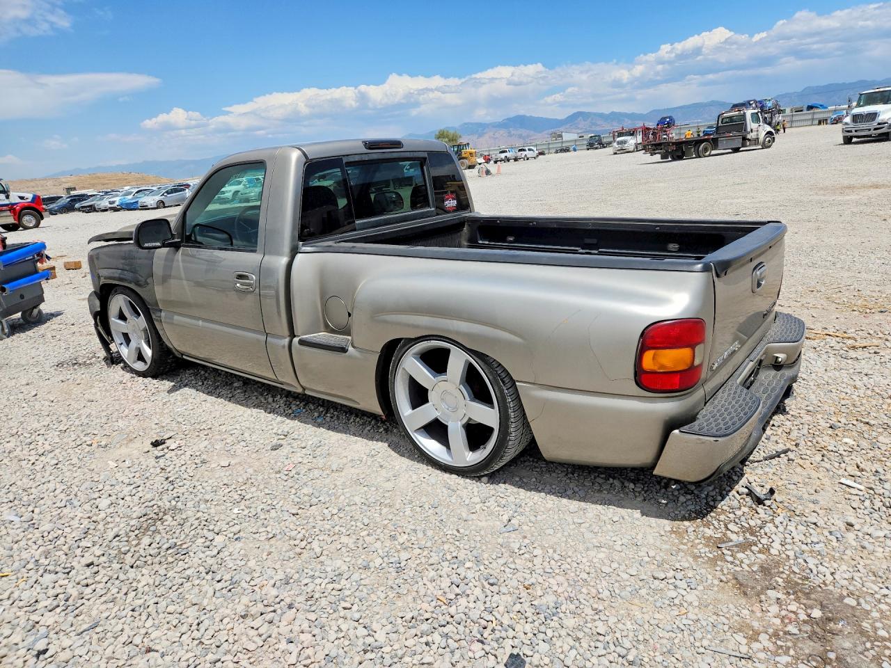 2001 Chevrolet Silverado C1500 Two Tone vin: 1GCEC14T31Z101568