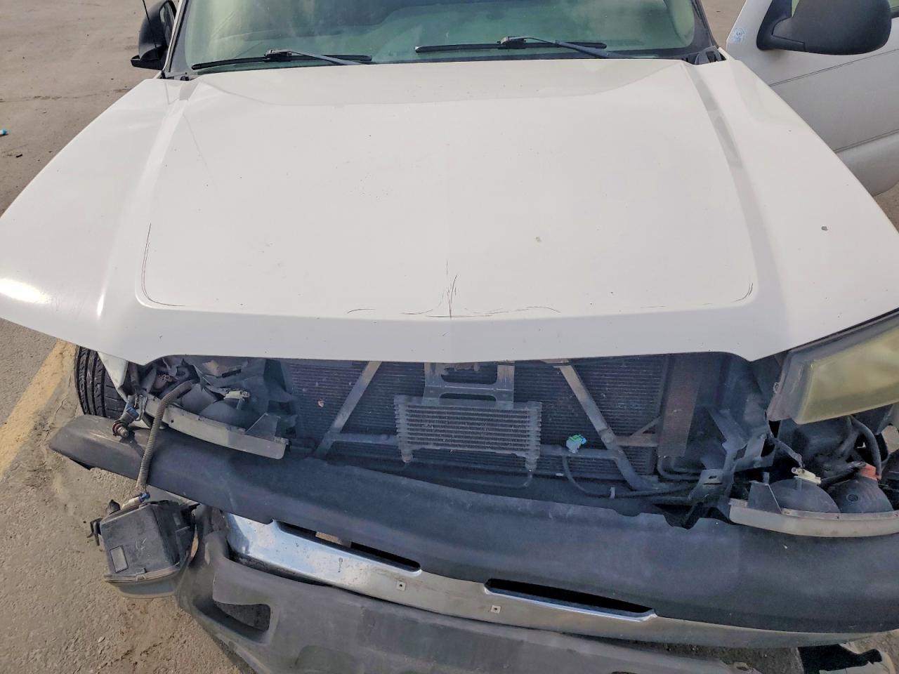 2004 Chevrolet Silverado C1500 White vin: 1GCEC14T34Z120769
