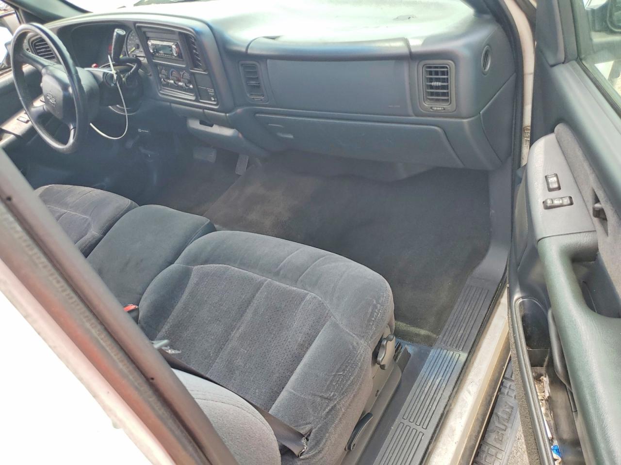 2000 Chevrolet Silverado C1500 White vin: 1GCEC14T5YZ176637