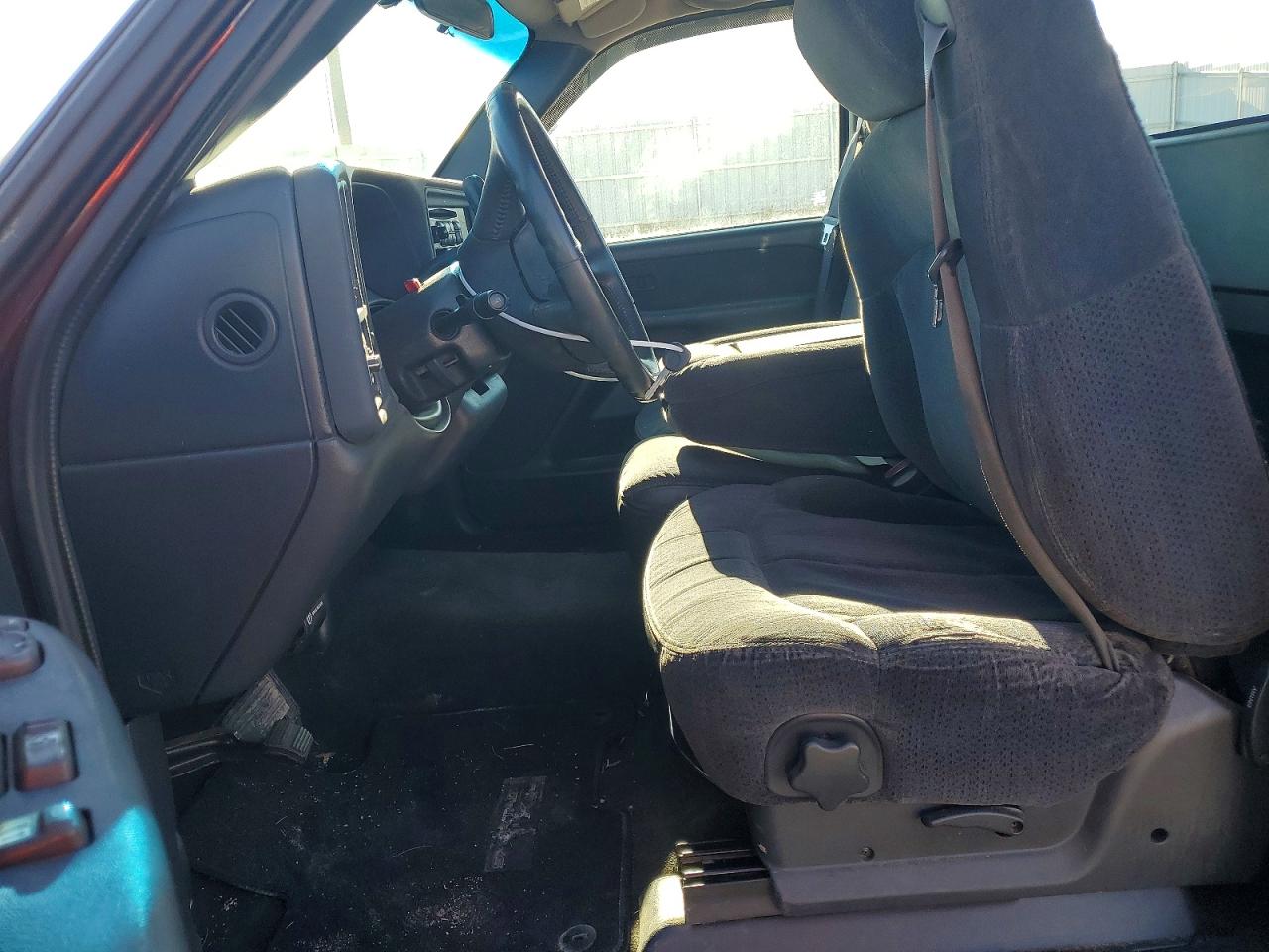 1999 Chevrolet Silverado C1500 Red vin: 1GCEC14T8XZ152251
