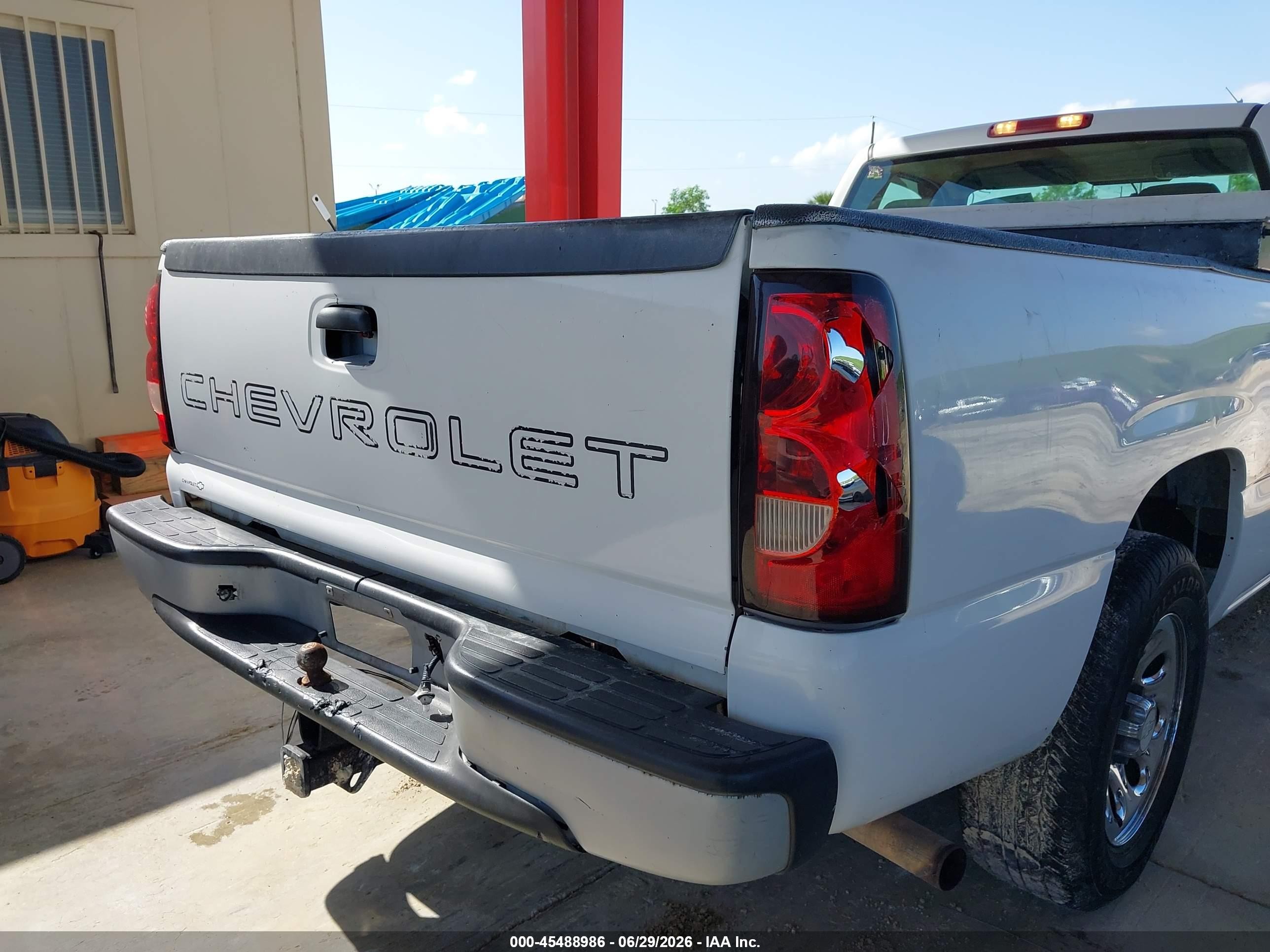 2004 Chevrolet Silverado 1500 Work Truck White vin: 1GCEC14V04Z180512