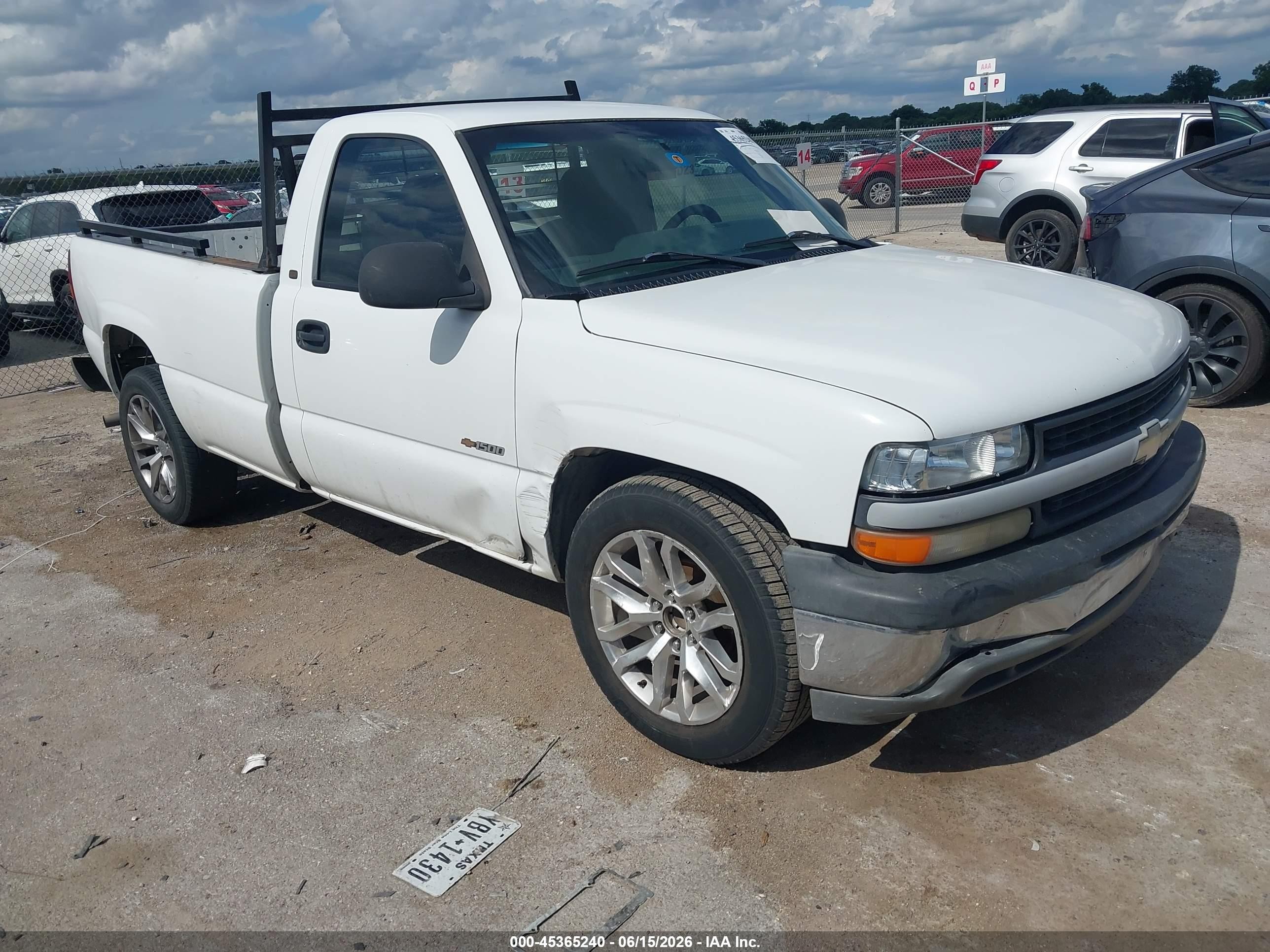 2001 Chevrolet Silverado 1500   Белый vin: 1GCEC14V11Z328825