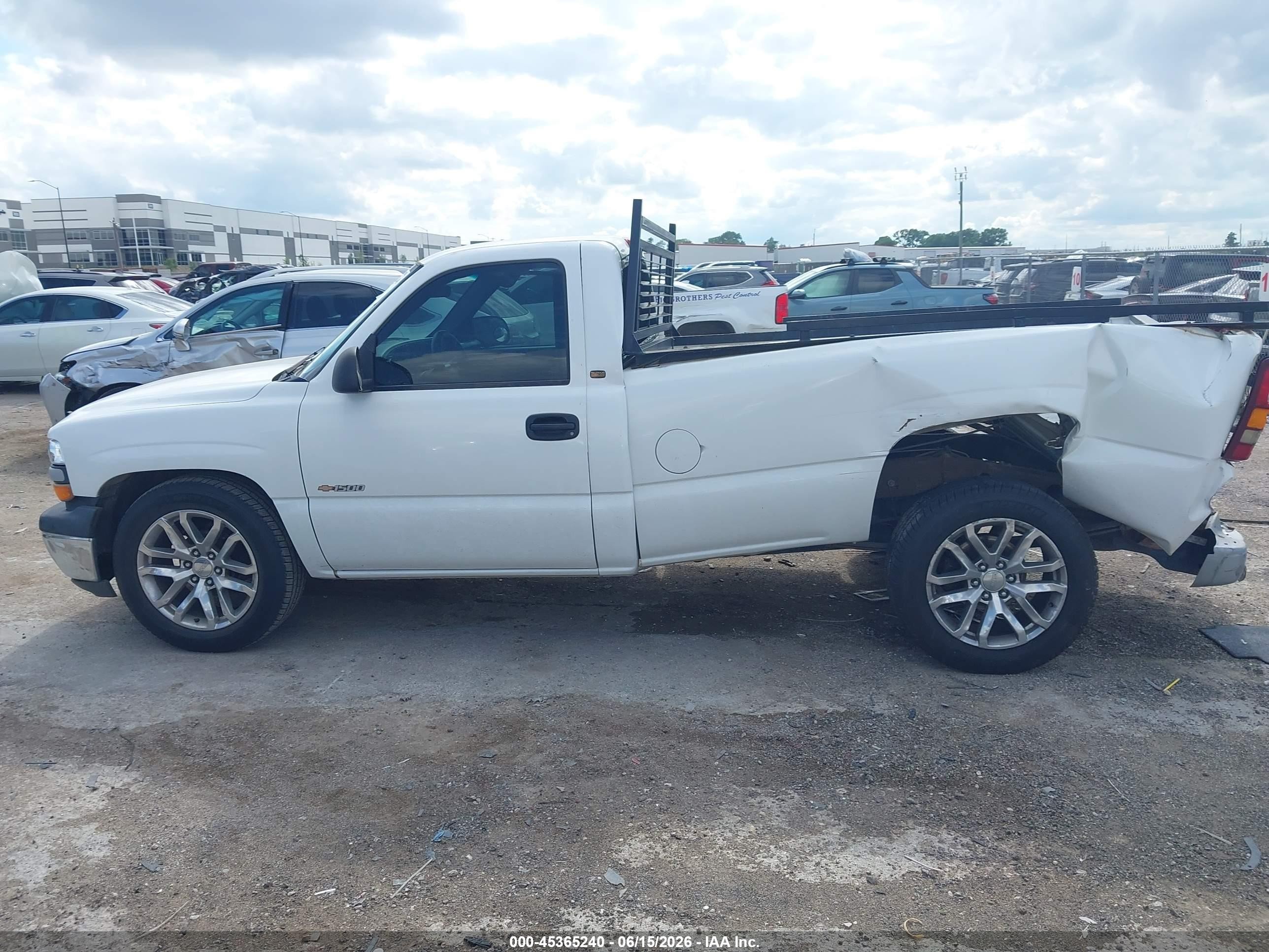 2001 Chevrolet Silverado 1500   White vin: 1GCEC14V11Z328825