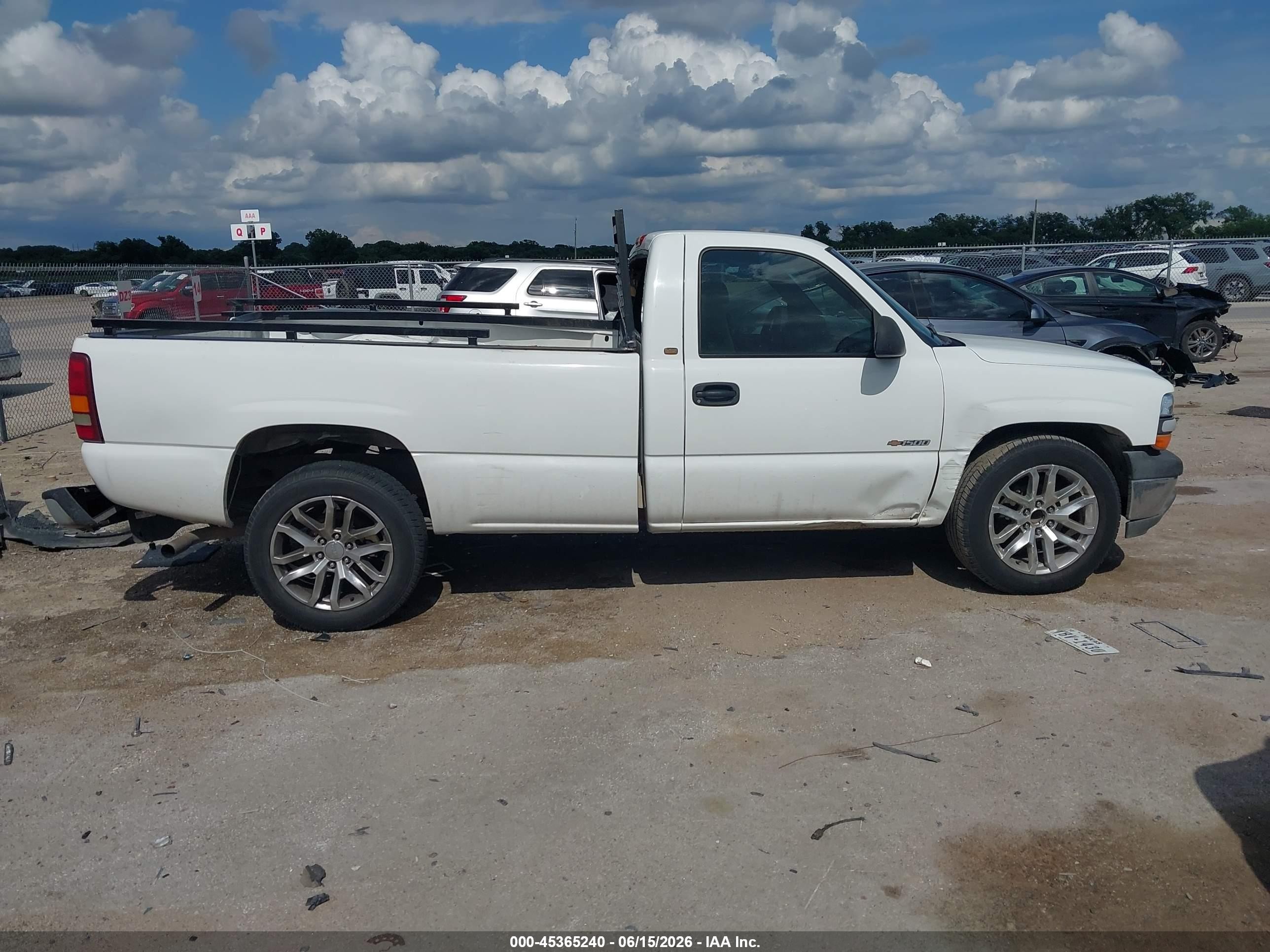 2001 Chevrolet Silverado 1500   White vin: 1GCEC14V11Z328825