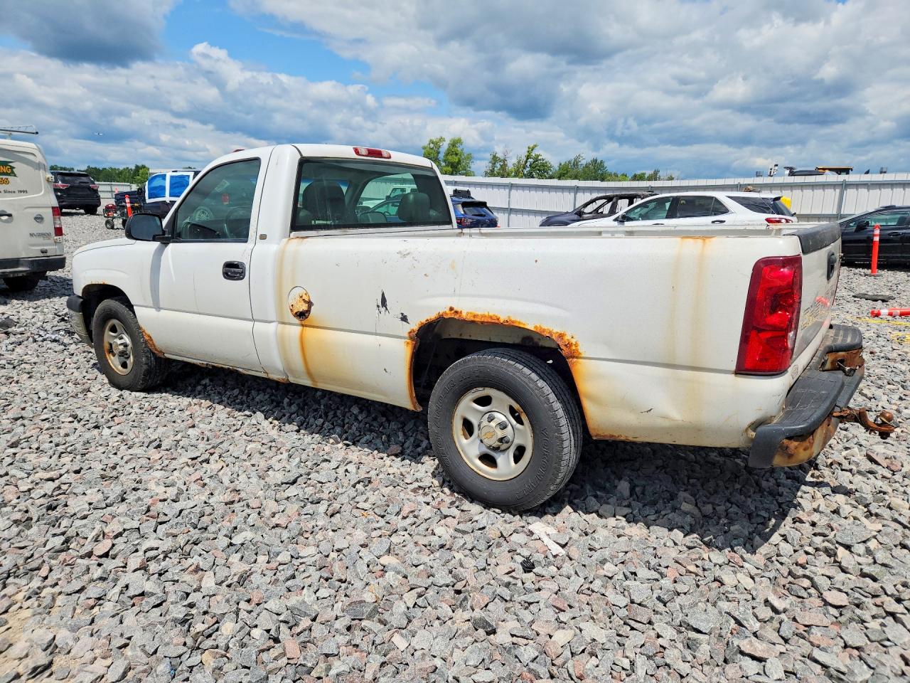 2003 Chevrolet Silverado C1500 White vin: 1GCEC14V23E360385