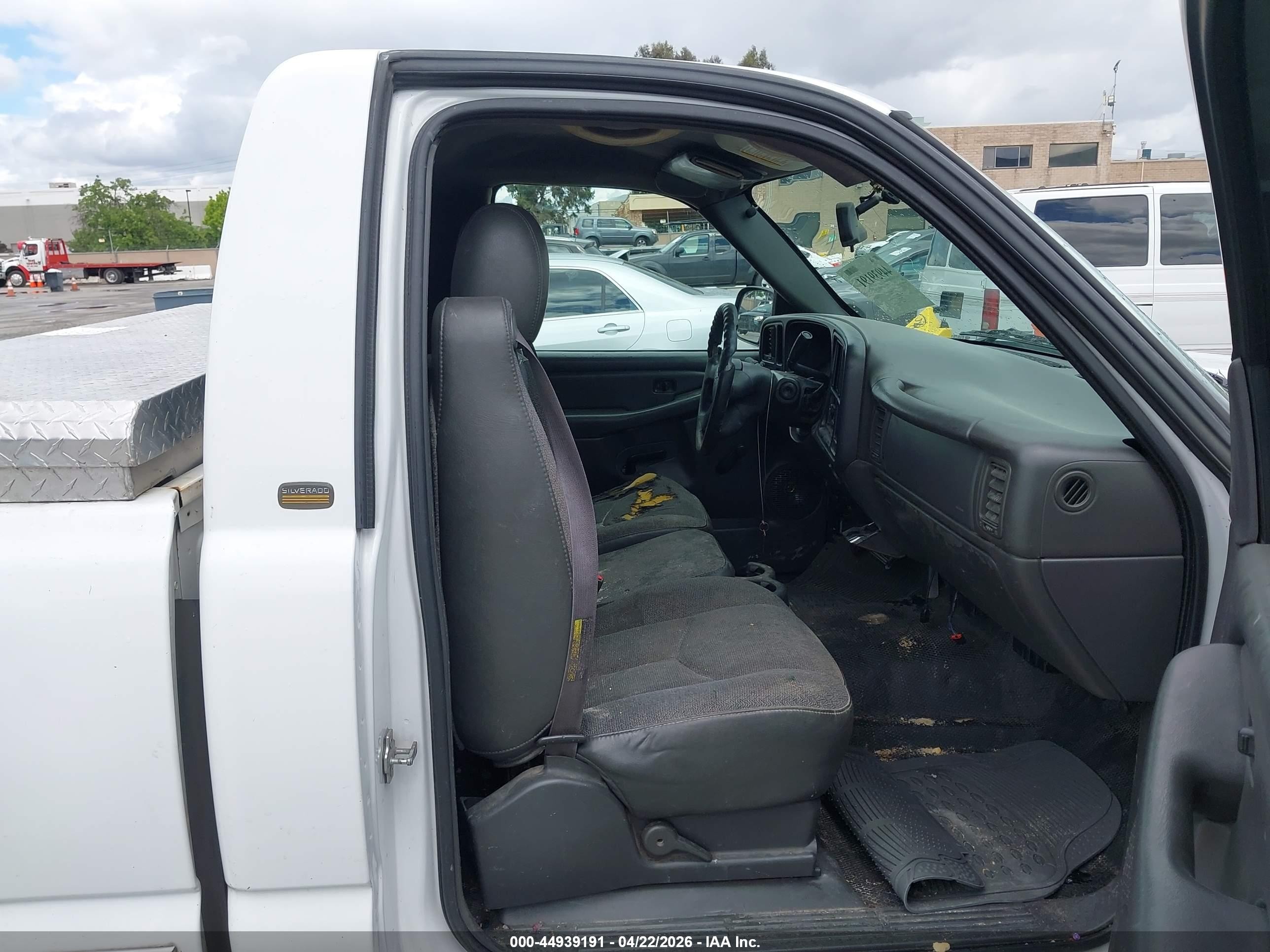 2005 Chevrolet Silverado 1500 Work Truck White vin: 1GCEC14V35Z238677