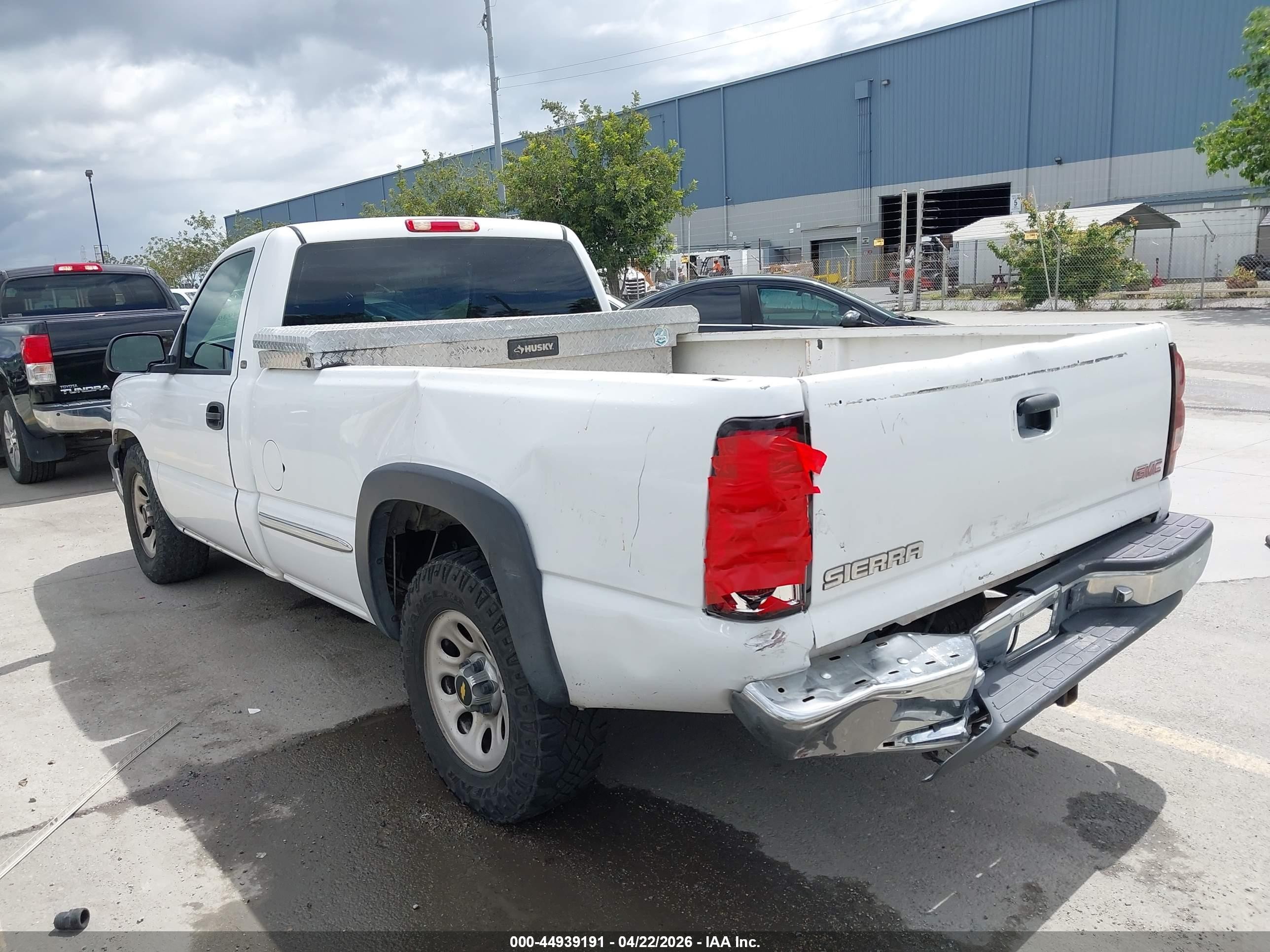 2005 Chevrolet Silverado 1500 Work Truck White vin: 1GCEC14V35Z238677