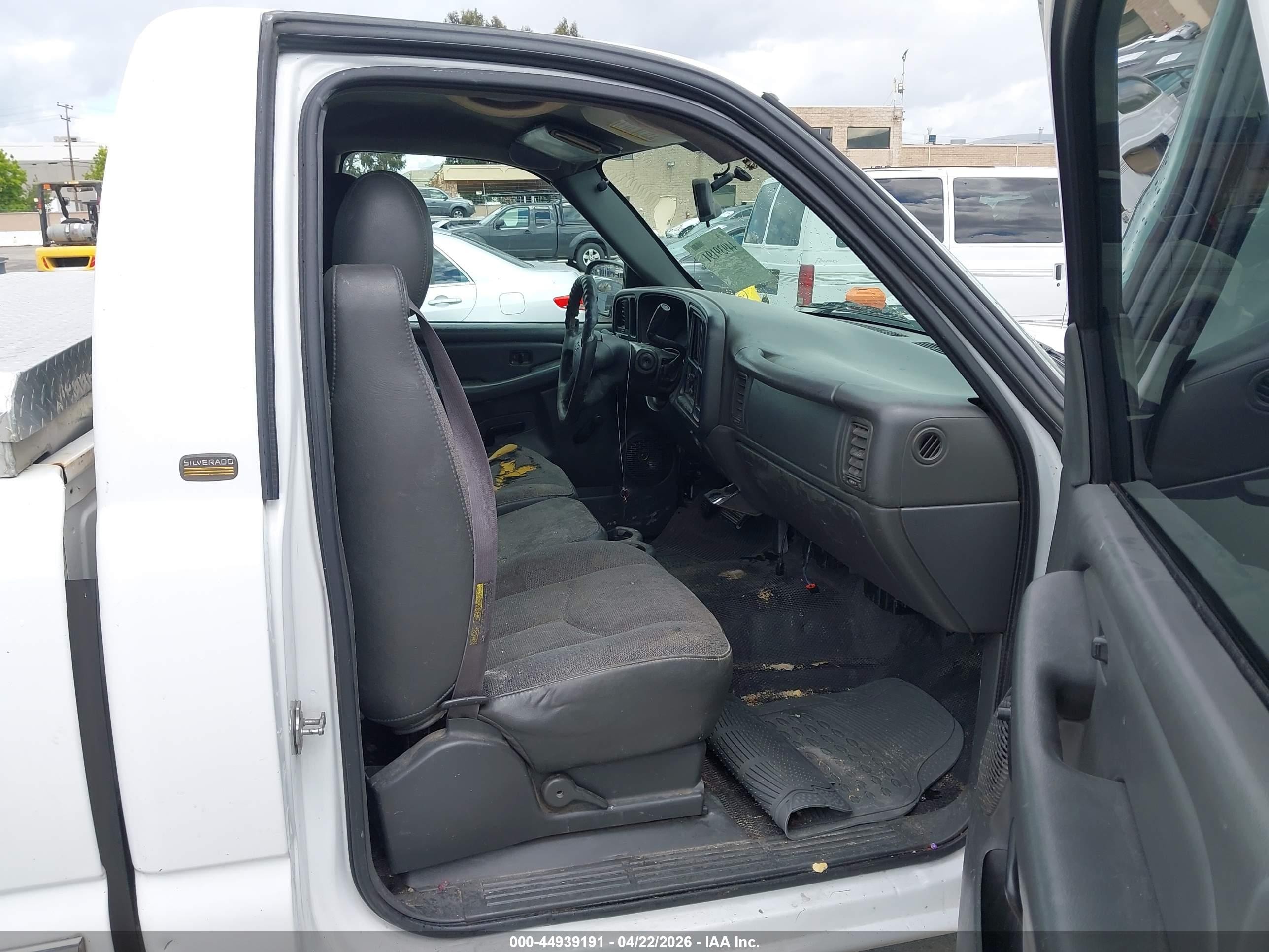 2005 Chevrolet Silverado 1500 Work Truck White vin: 1GCEC14V35Z238677