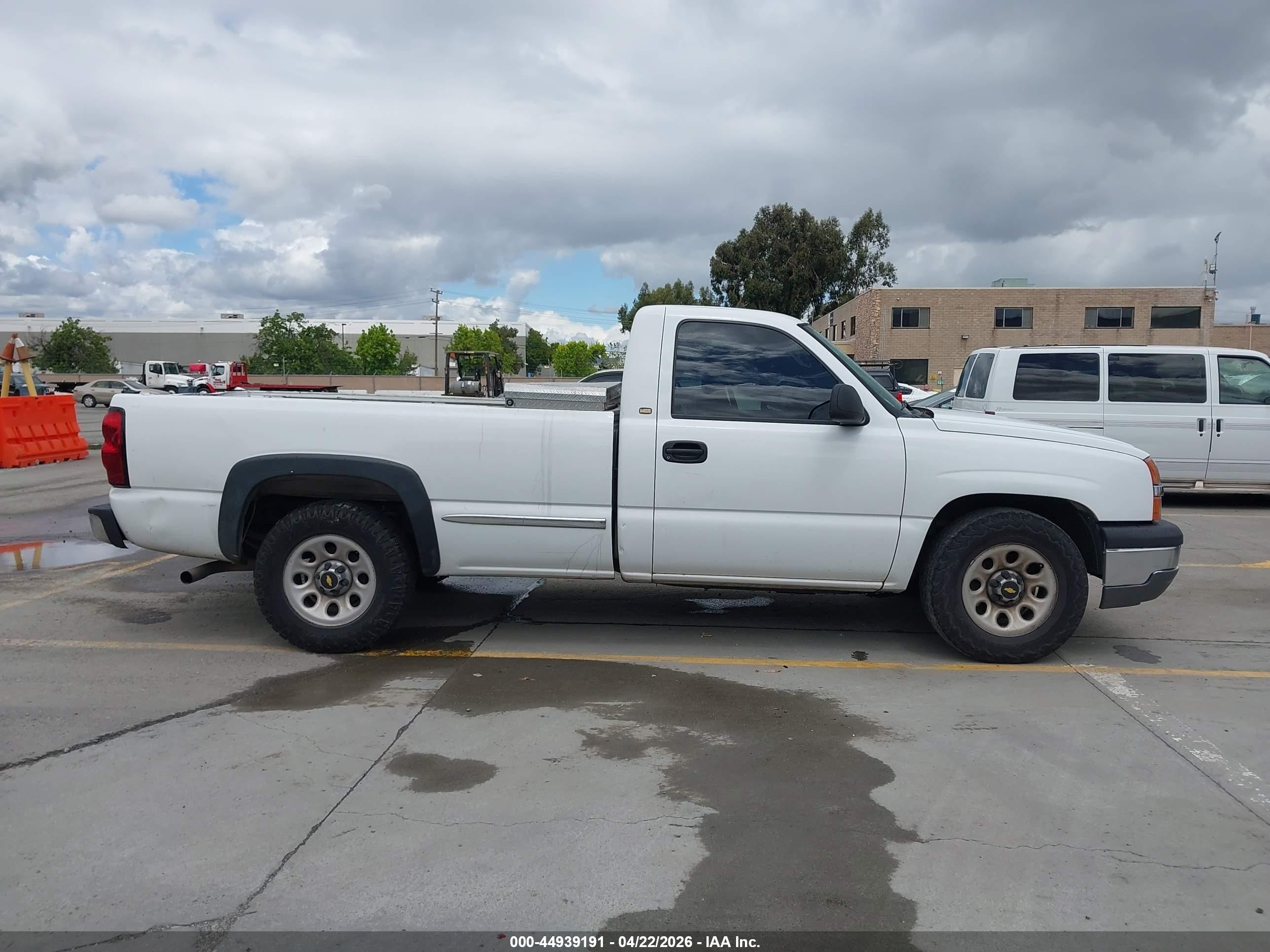 2005 Chevrolet Silverado 1500 Work Truck White vin: 1GCEC14V35Z238677