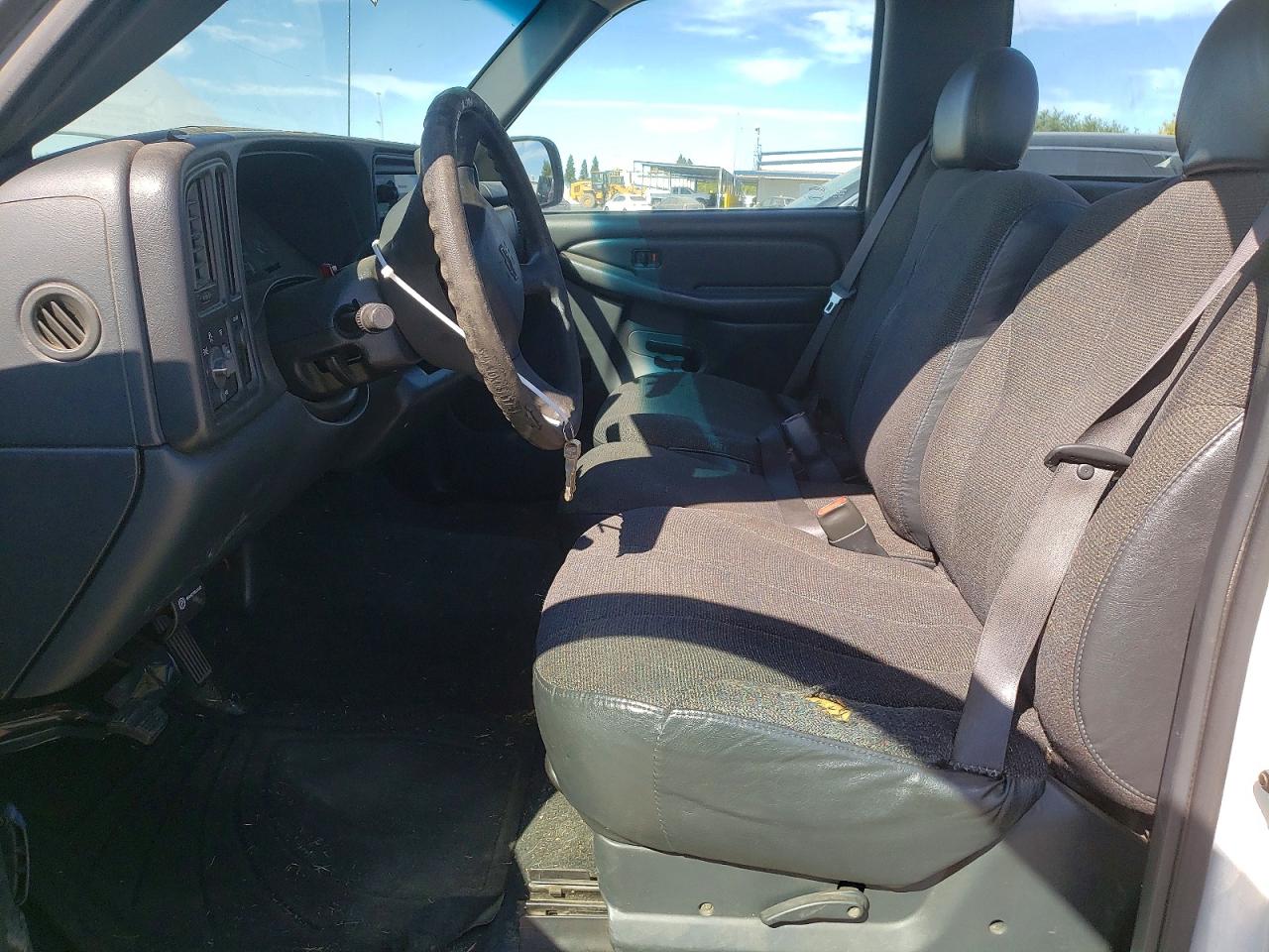 2000 Chevrolet Silverado C1500 White vin: 1GCEC14V3YE274753