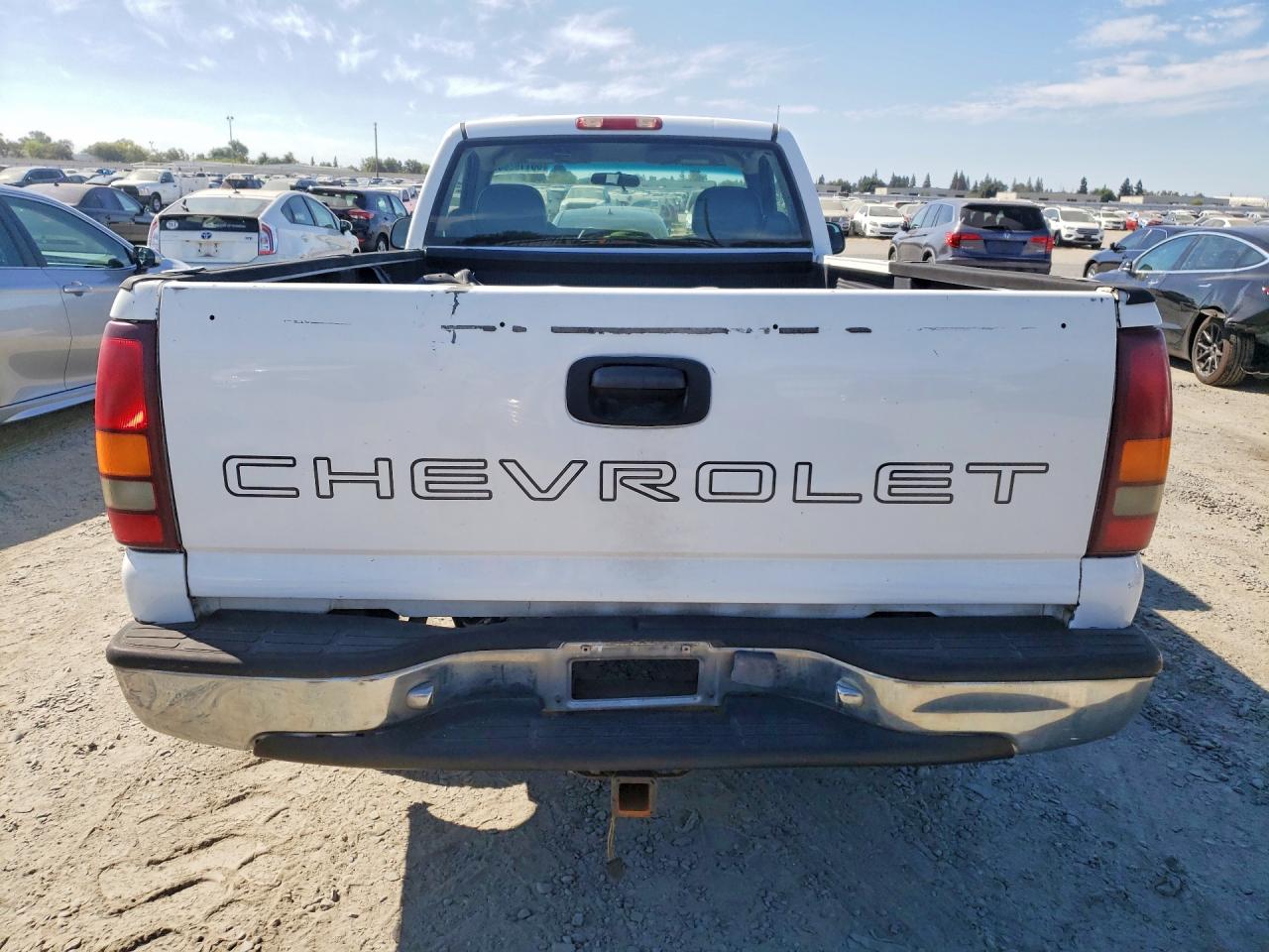 2000 Chevrolet Silverado C1500 White vin: 1GCEC14V3YE274753