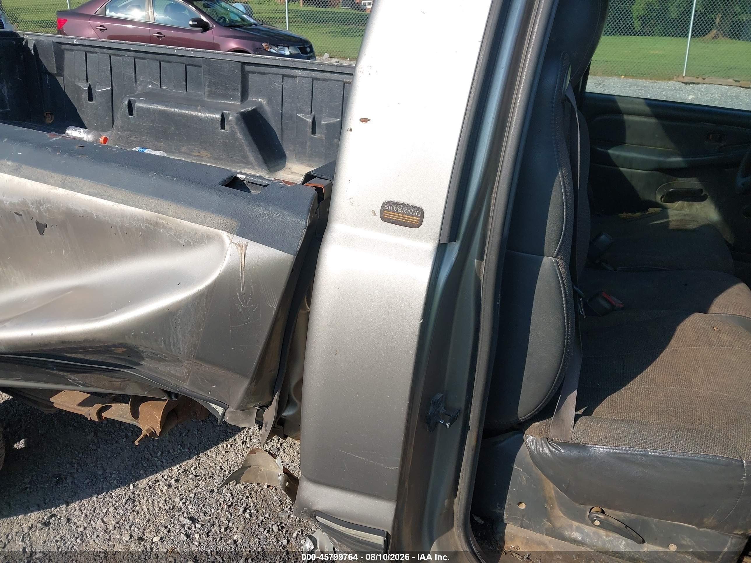 2000 Chevrolet Silverado 1500   Silver vin: 1GCEC14V3YE373265