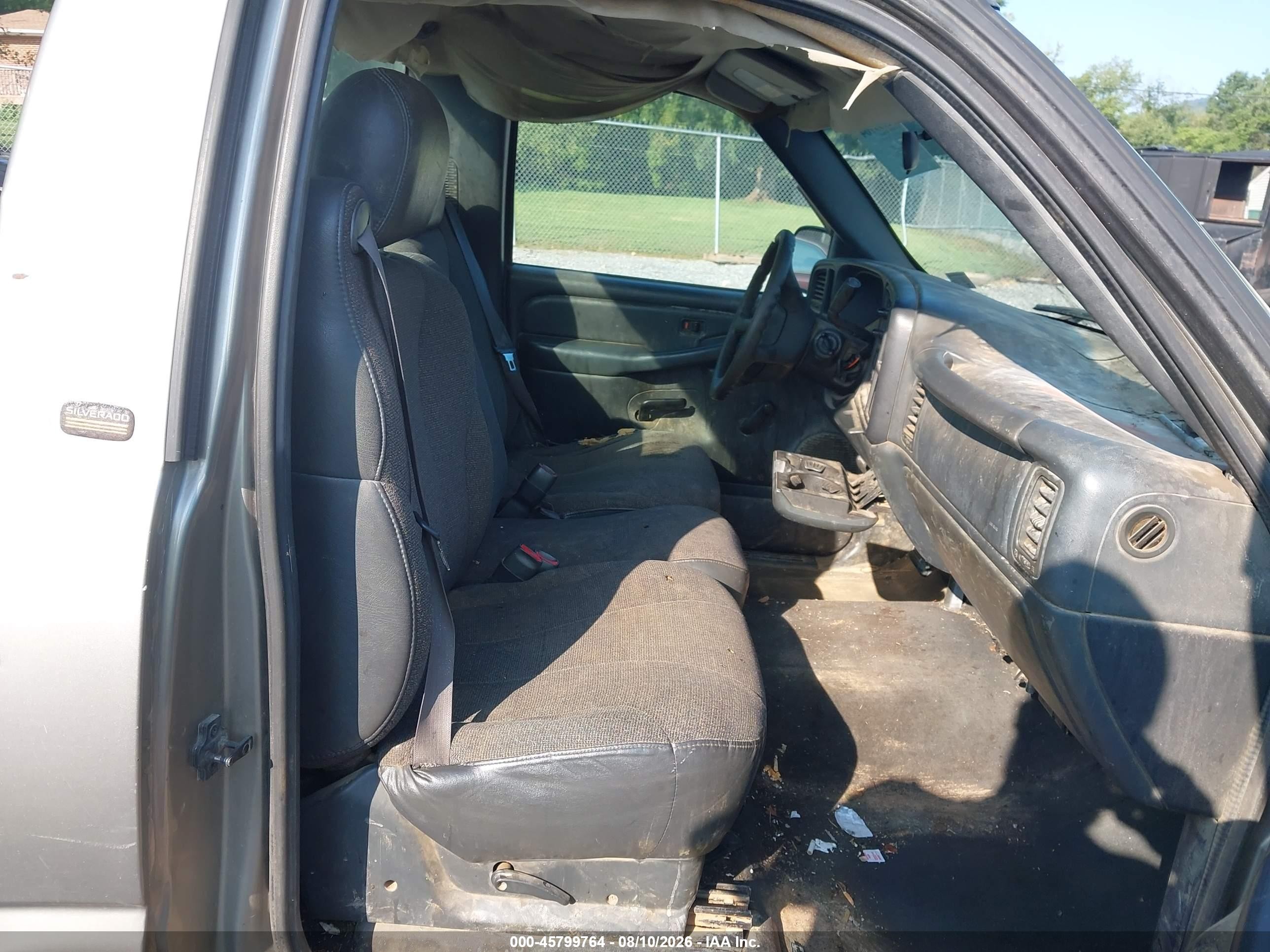 2000 Chevrolet Silverado 1500   Silver vin: 1GCEC14V3YE373265