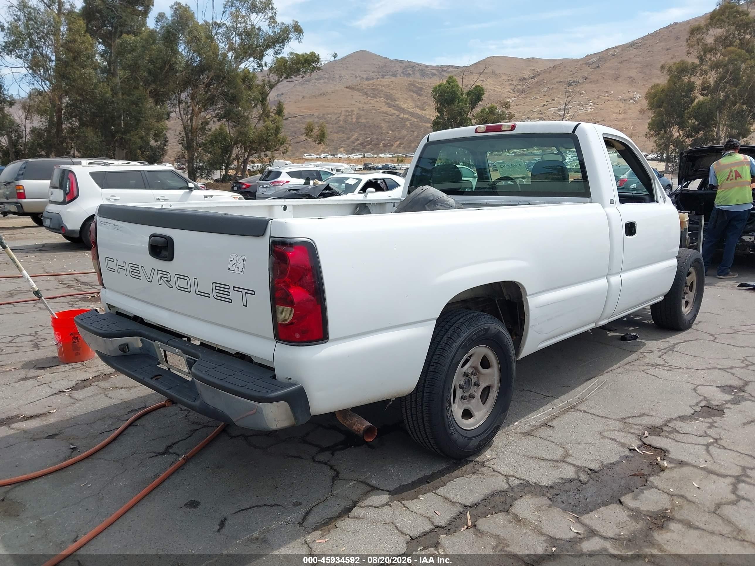 2004 Chevrolet Silverado 1500 Work Truck White vin: 1GCEC14V44Z292973
