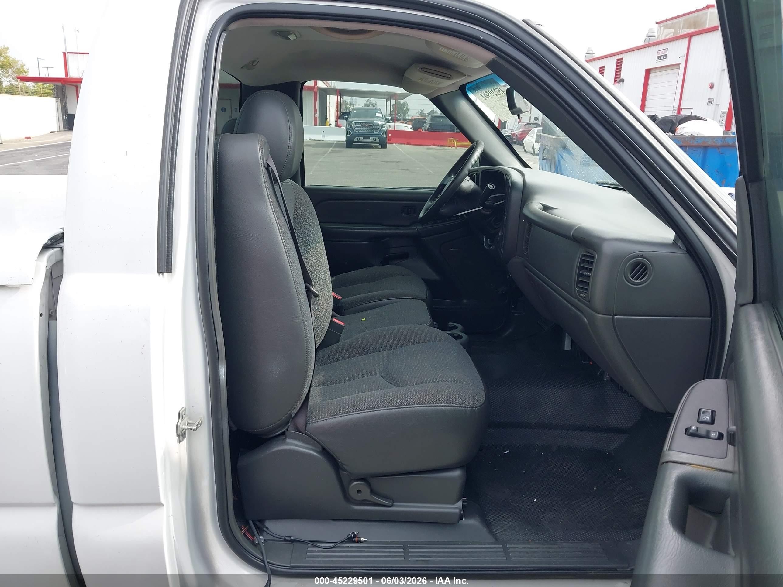 2005 Chevrolet Silverado 1500 Work Truck White vin: 1GCEC14V55Z350638